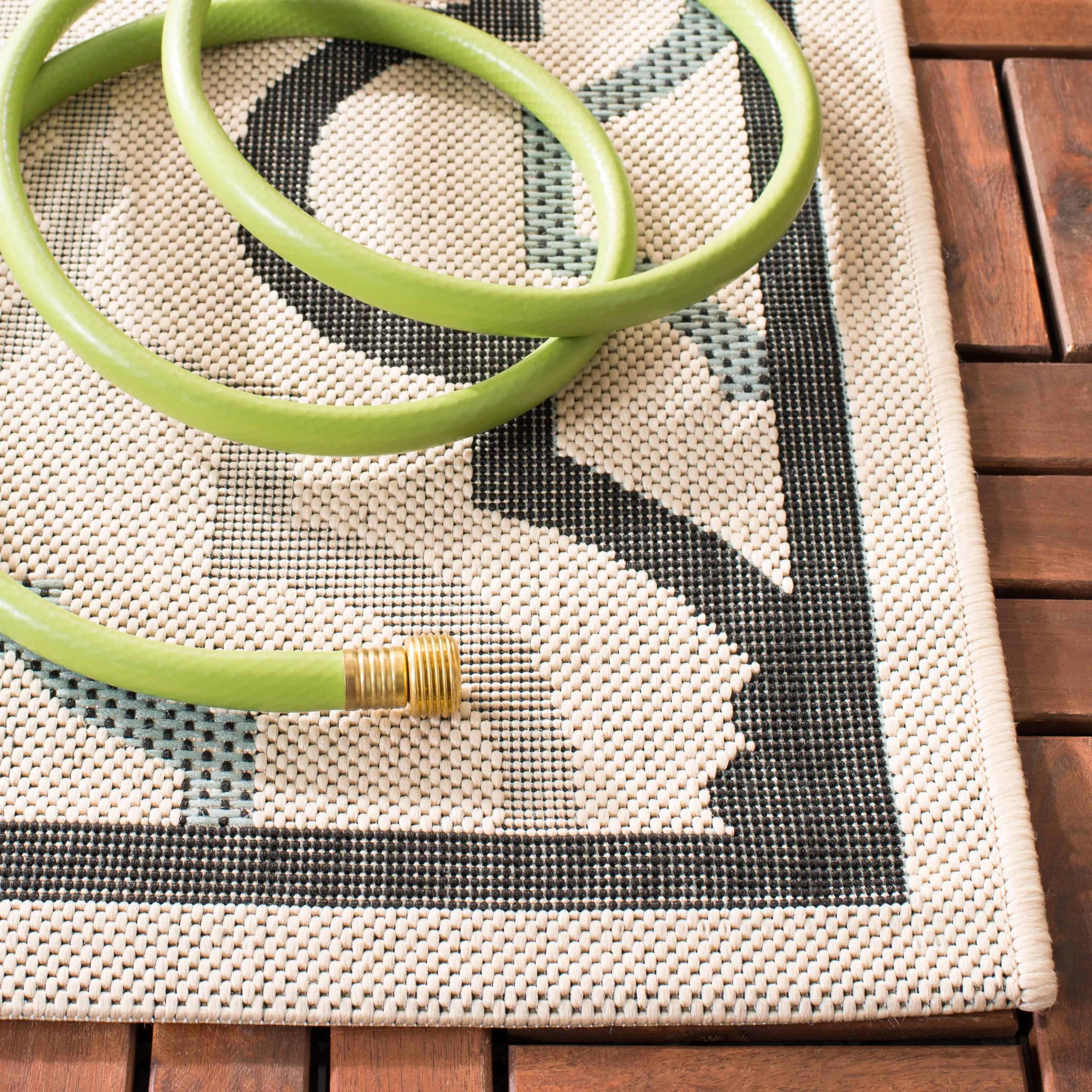 SAFAVIEH Courtyard Annmarie Indoor/ Outdoor Waterproof Patio Backyard Rug