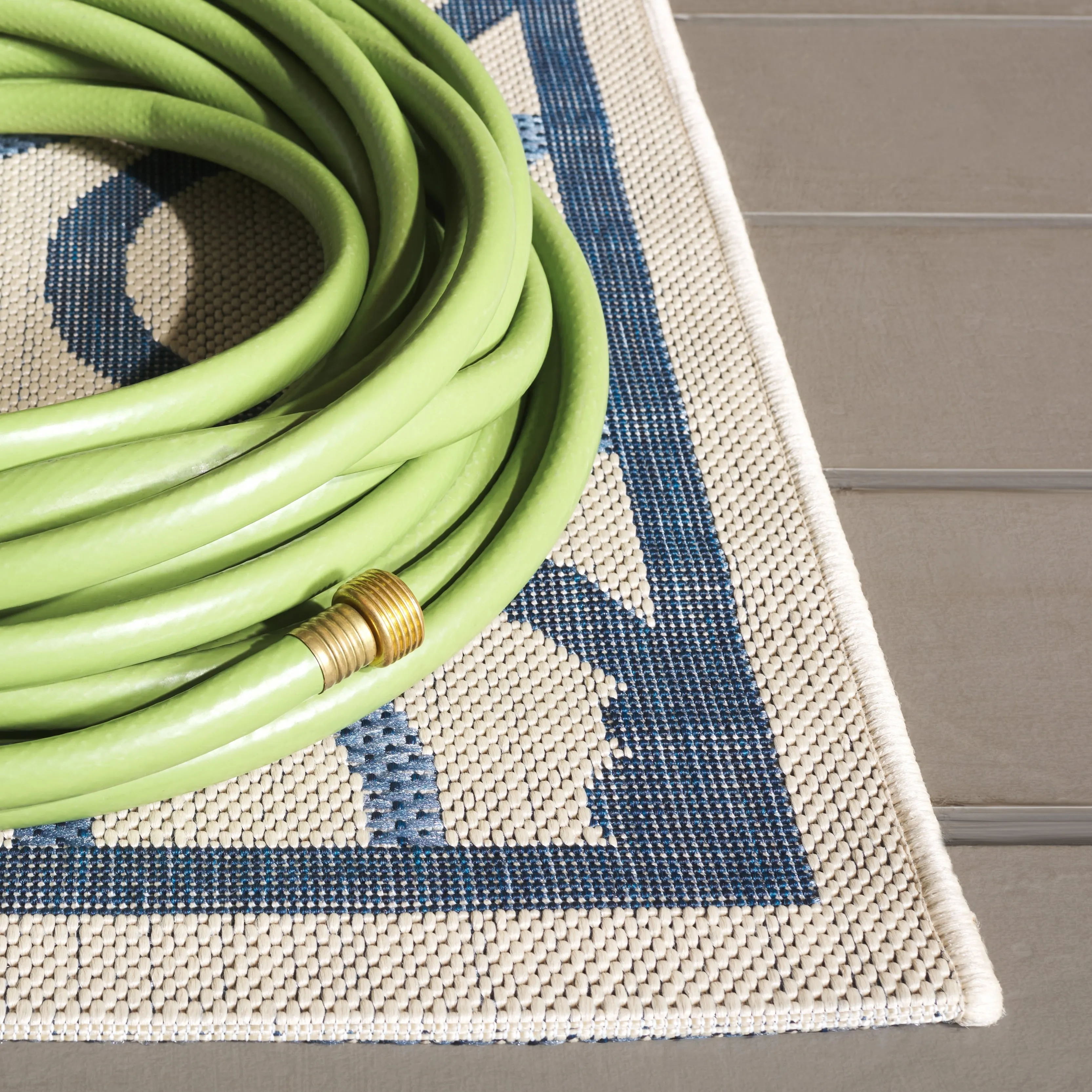 SAFAVIEH Courtyard Annmarie Indoor/ Outdoor Waterproof Patio Backyard Rug