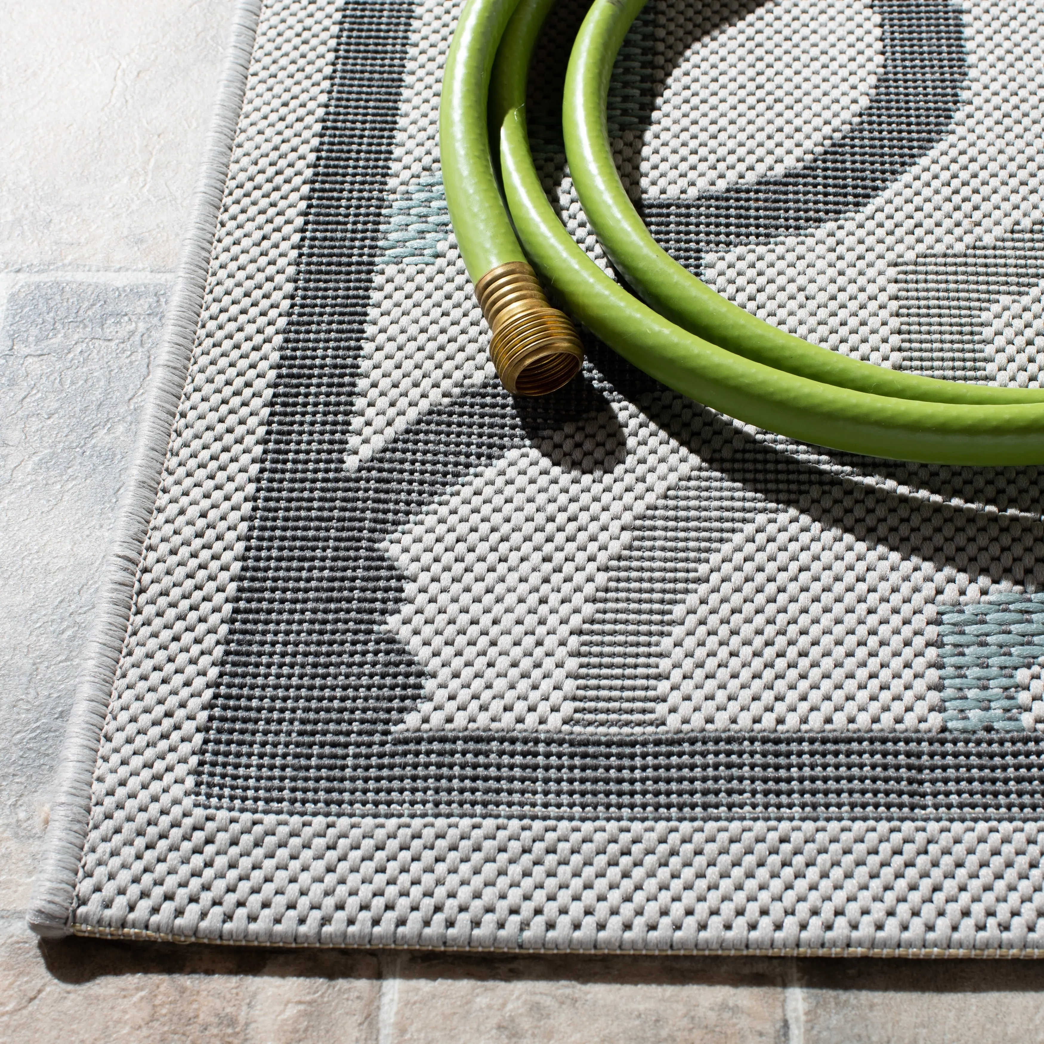 SAFAVIEH Courtyard Annmarie Indoor/ Outdoor Waterproof Patio Backyard Rug