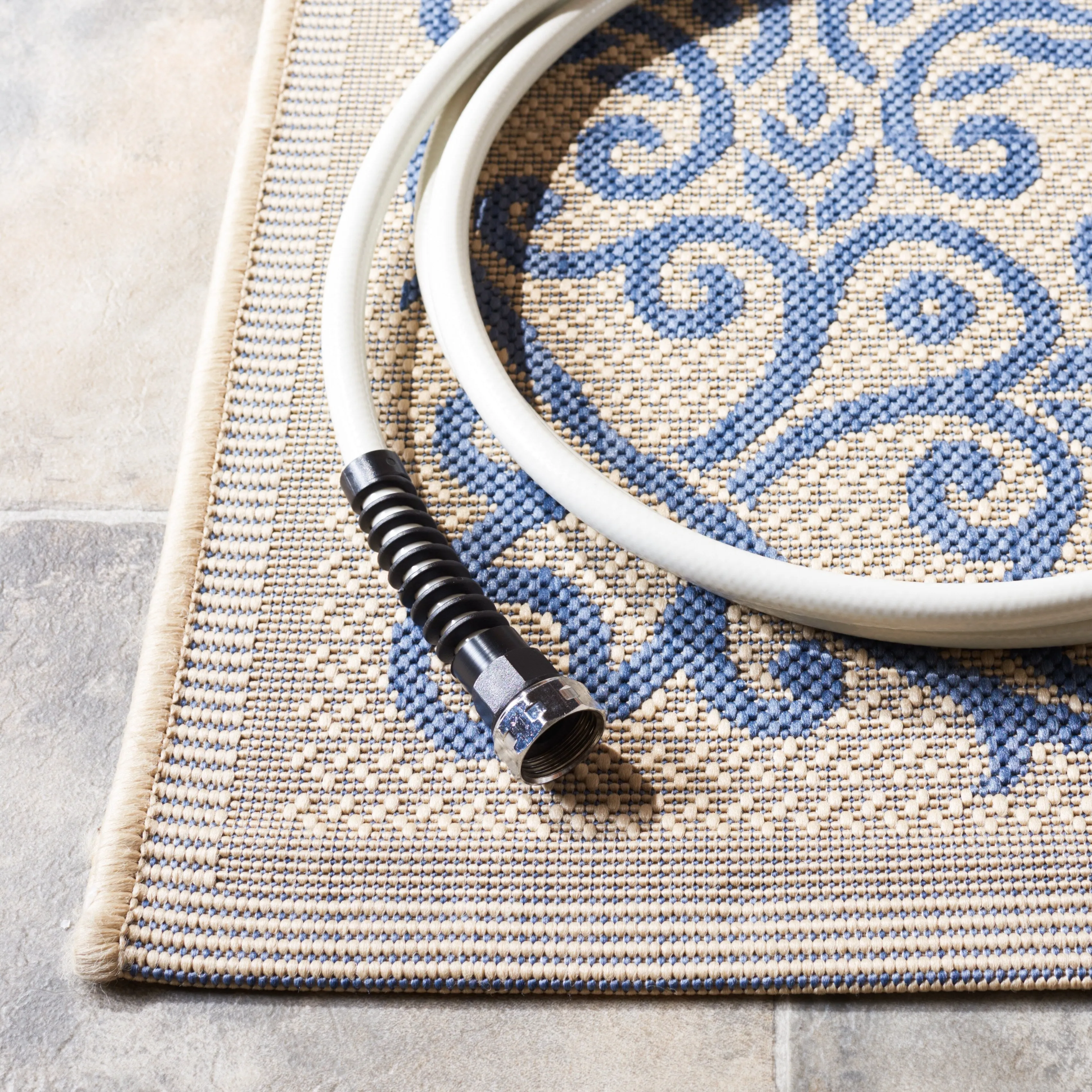 SAFAVIEH Courtyard Ikerne Waterproof Patio Backyard Rug