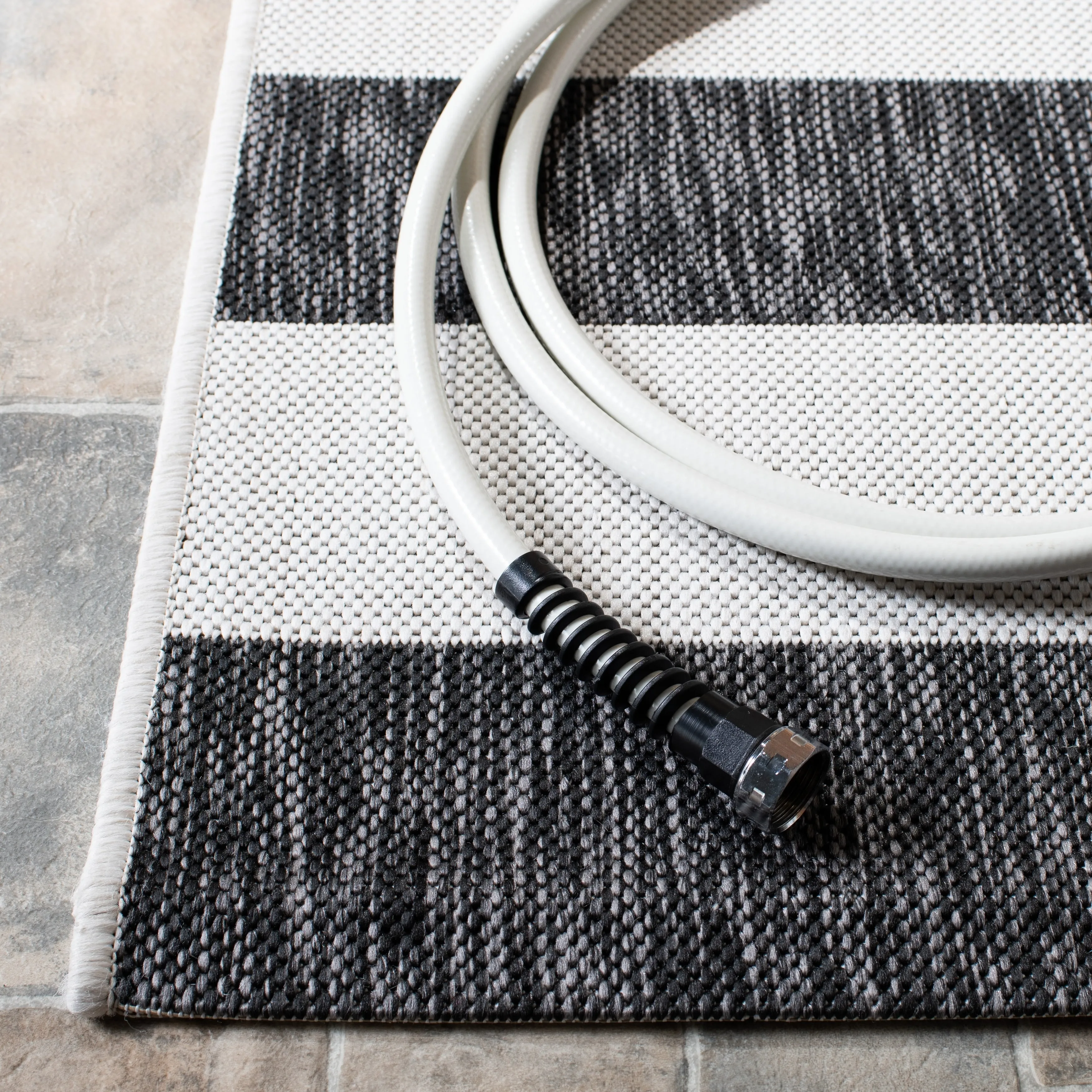 SAFAVIEH Courtyard Jetje Indoor/ Outdoor Waterproof Backyard Patio Rug