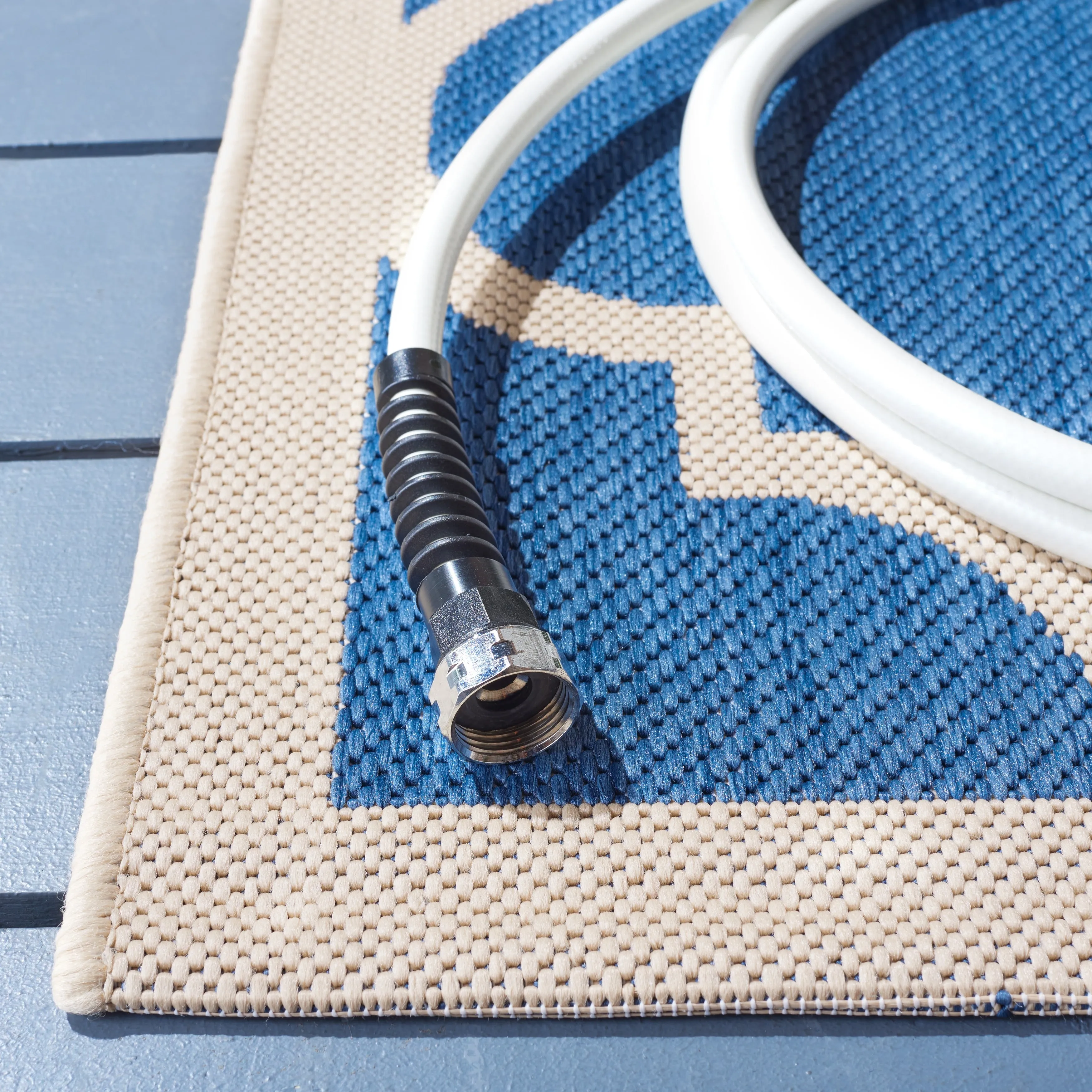 SAFAVIEH Courtyard Kathy Indoor/ Outdoor Waterproof Patio Backyard Rug - Blue/Beige - 5'3 x 7'7