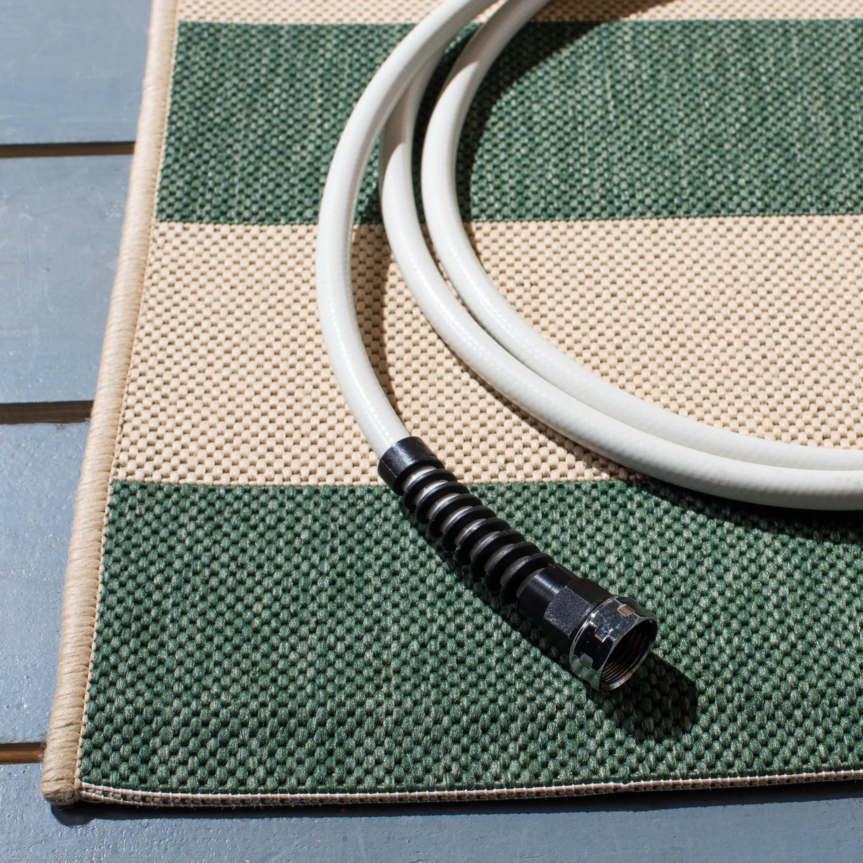 SAFAVIEH Courtyard Maysa Indoor/ Outdoor Waterproof Backyard Patio Rug