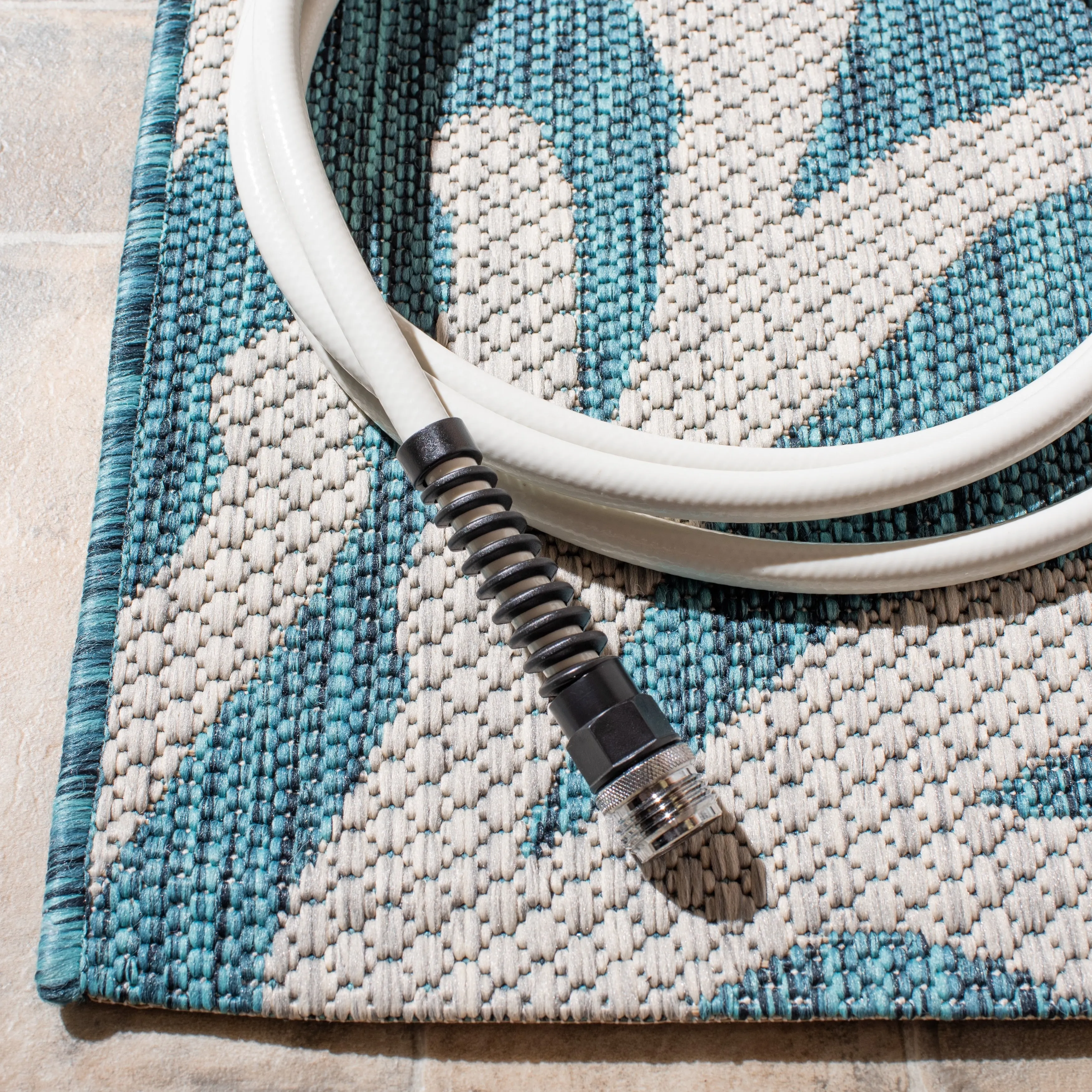 SAFAVIEH Courtyard Nejla Indoor/ Outdoor Waterproof Patio Backyard Rug