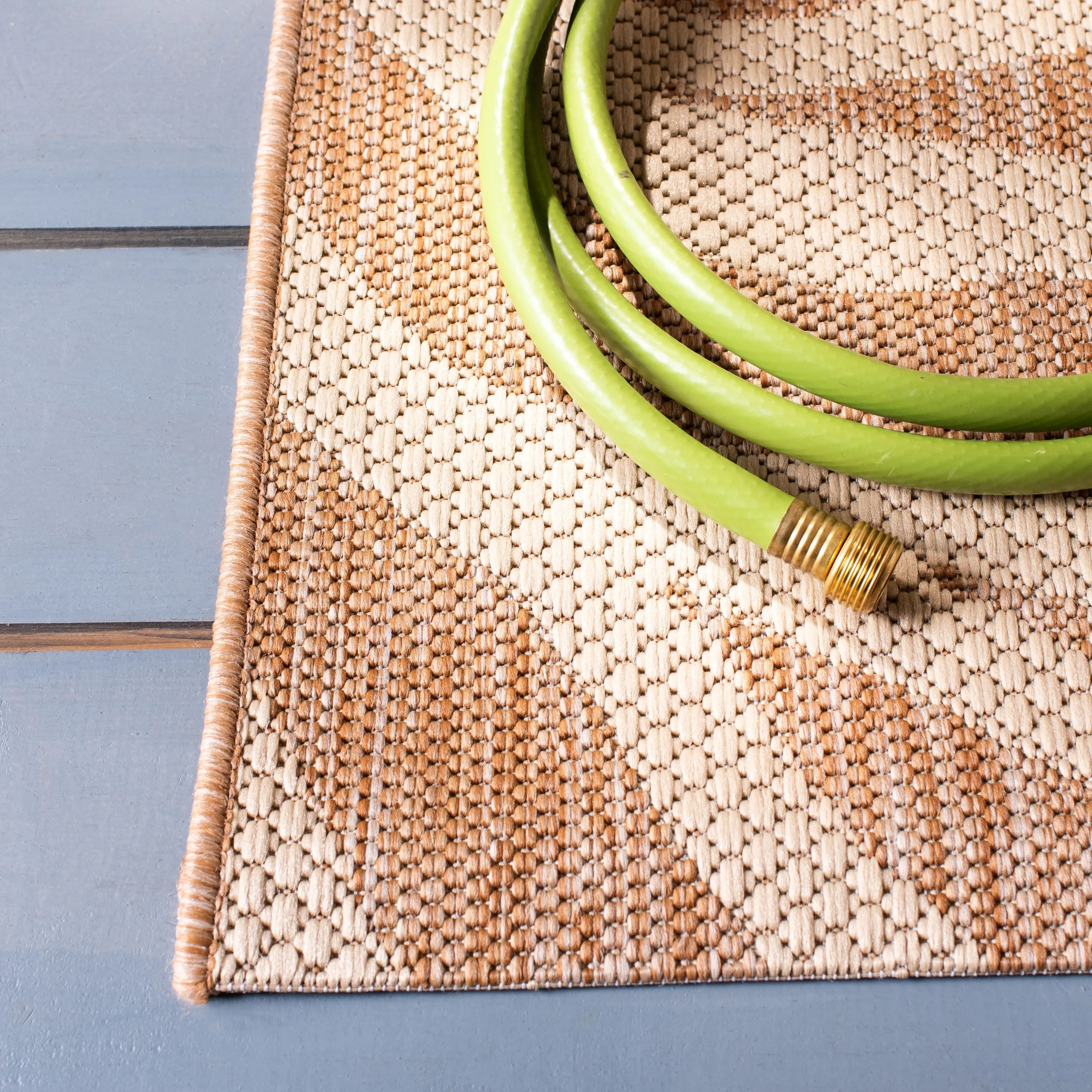 SAFAVIEH Courtyard Nejla Indoor/ Outdoor Waterproof Patio Backyard Rug