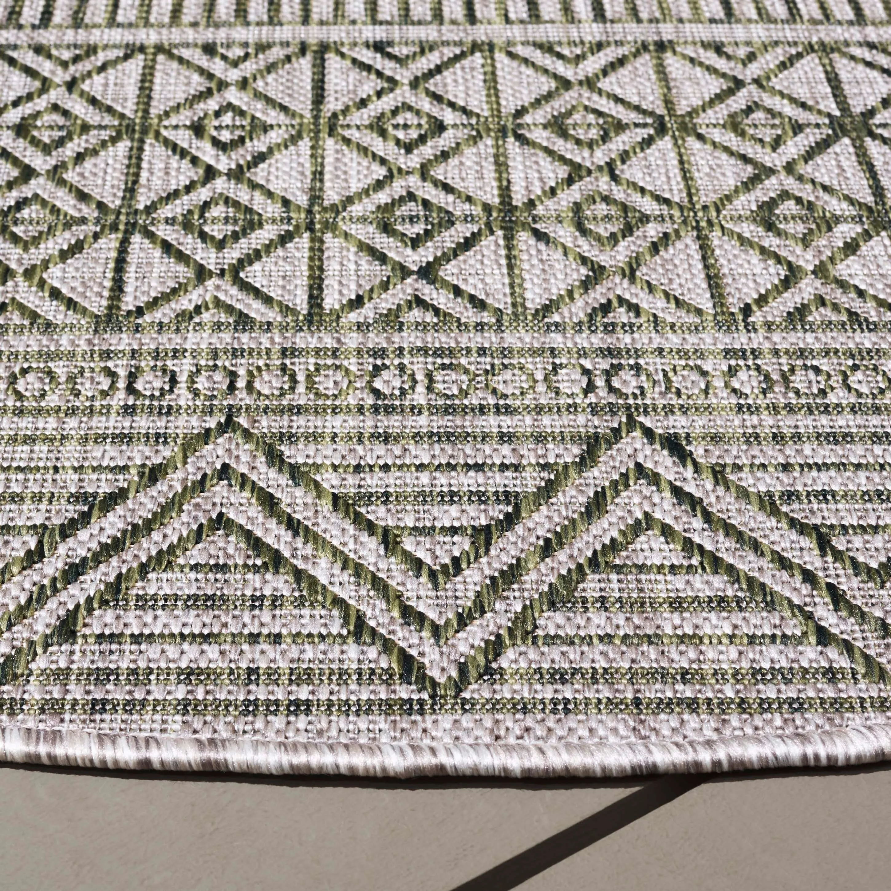 SAFAVIEH Courtyard Rozenn Indoor/ Outdoor Waterproof Patio Backyard Rug