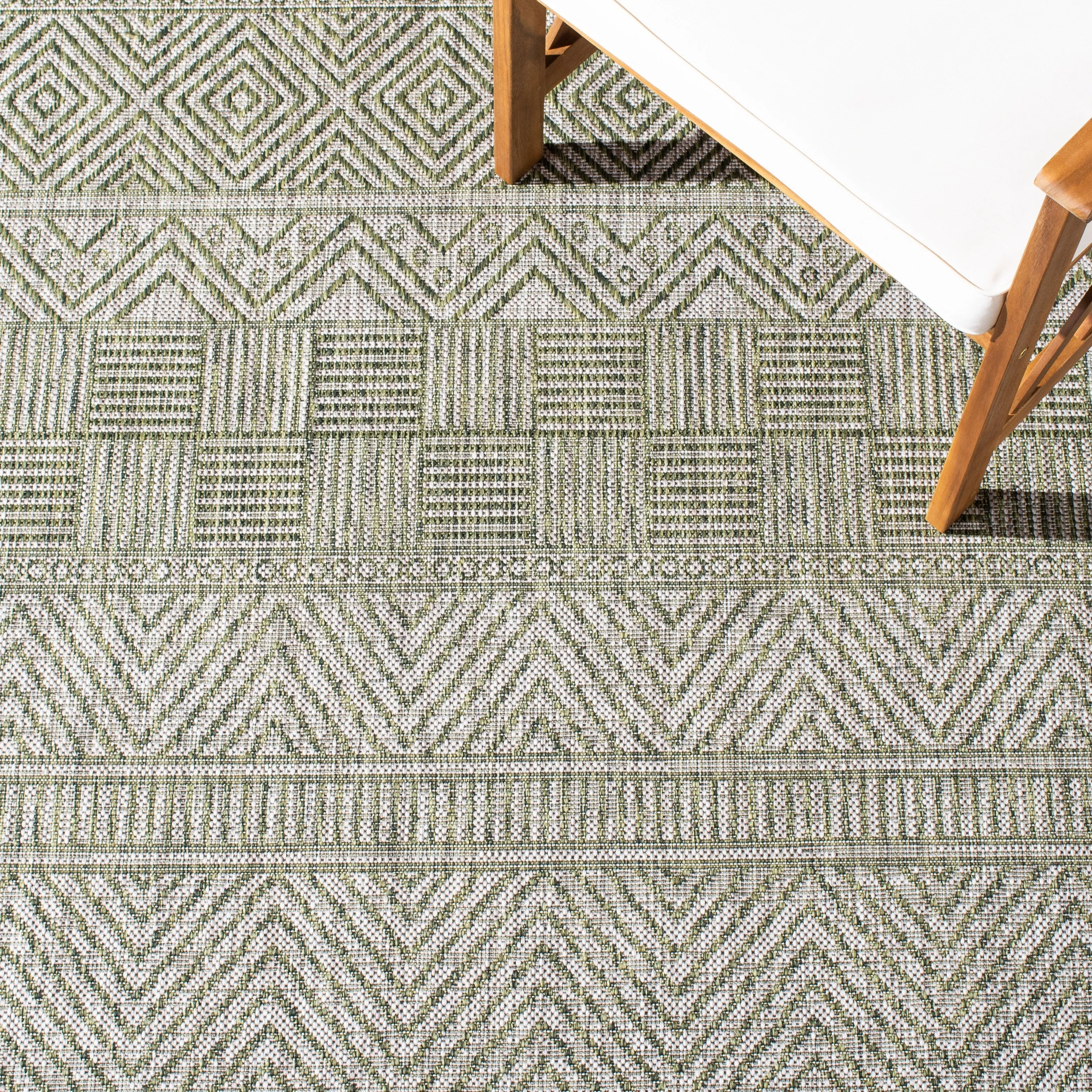 SAFAVIEH Courtyard Rozenn Indoor/ Outdoor Waterproof Patio Backyard Rug