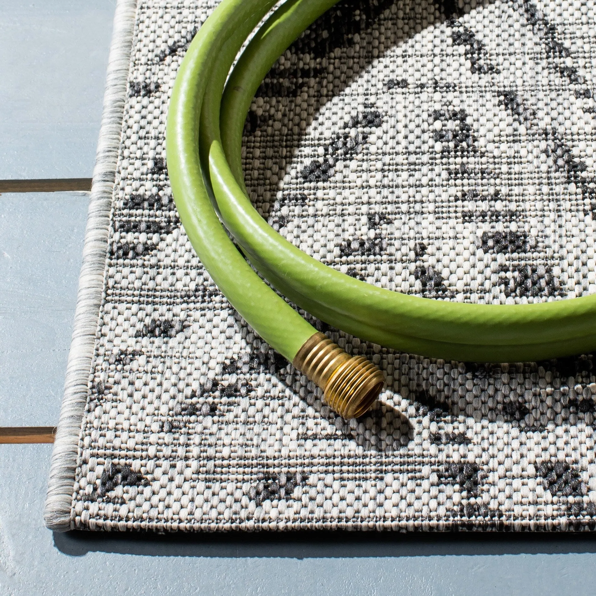 SAFAVIEH Courtyard Thin Indoor/ Outdoor Waterproof Patio Backyard Rug