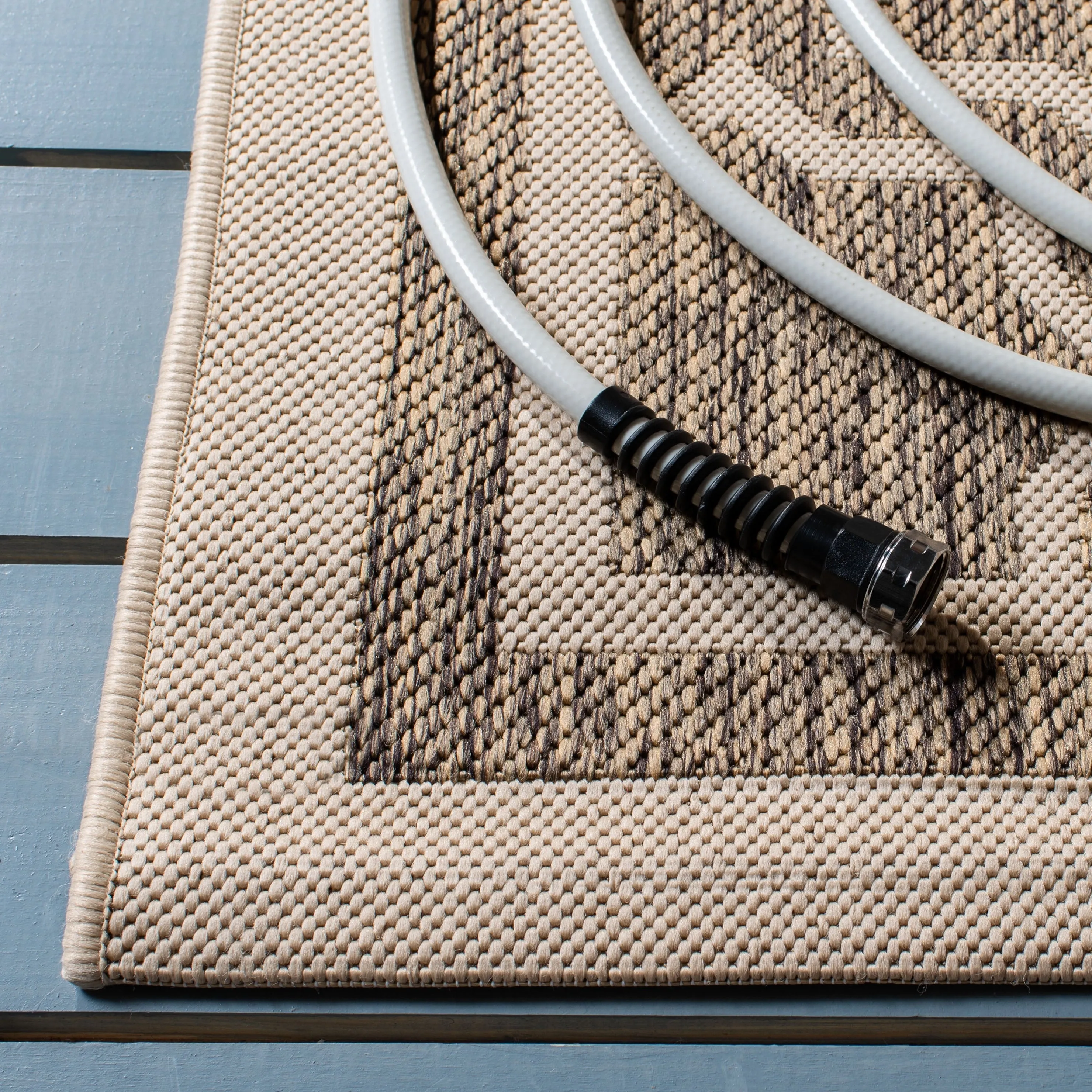 SAFAVIEH Courtyard Thomasina Indoor/ Outdoor Waterproof Patio Backyard Rug