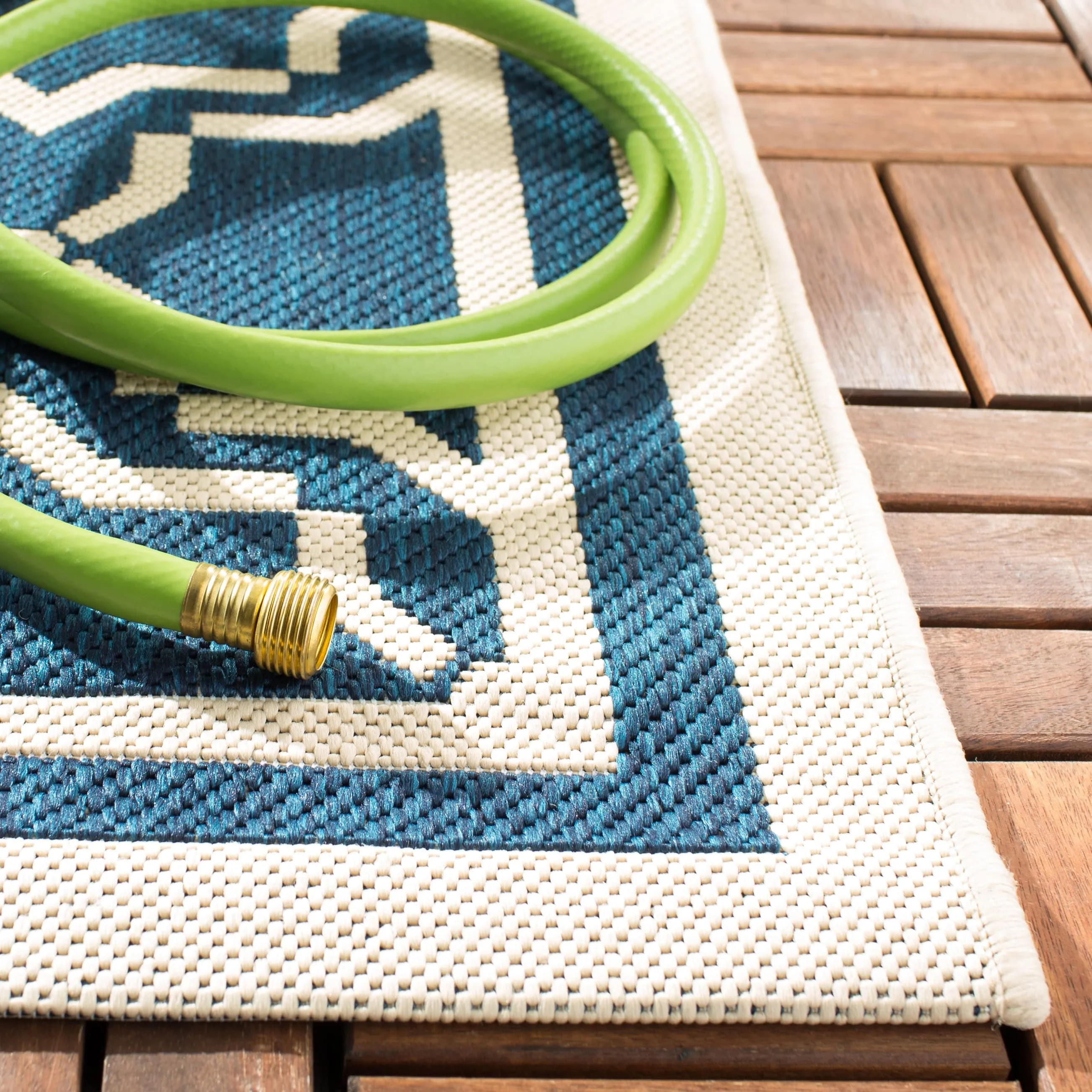 SAFAVIEH Courtyard Thomasina Indoor/ Outdoor Waterproof Patio Backyard Rug