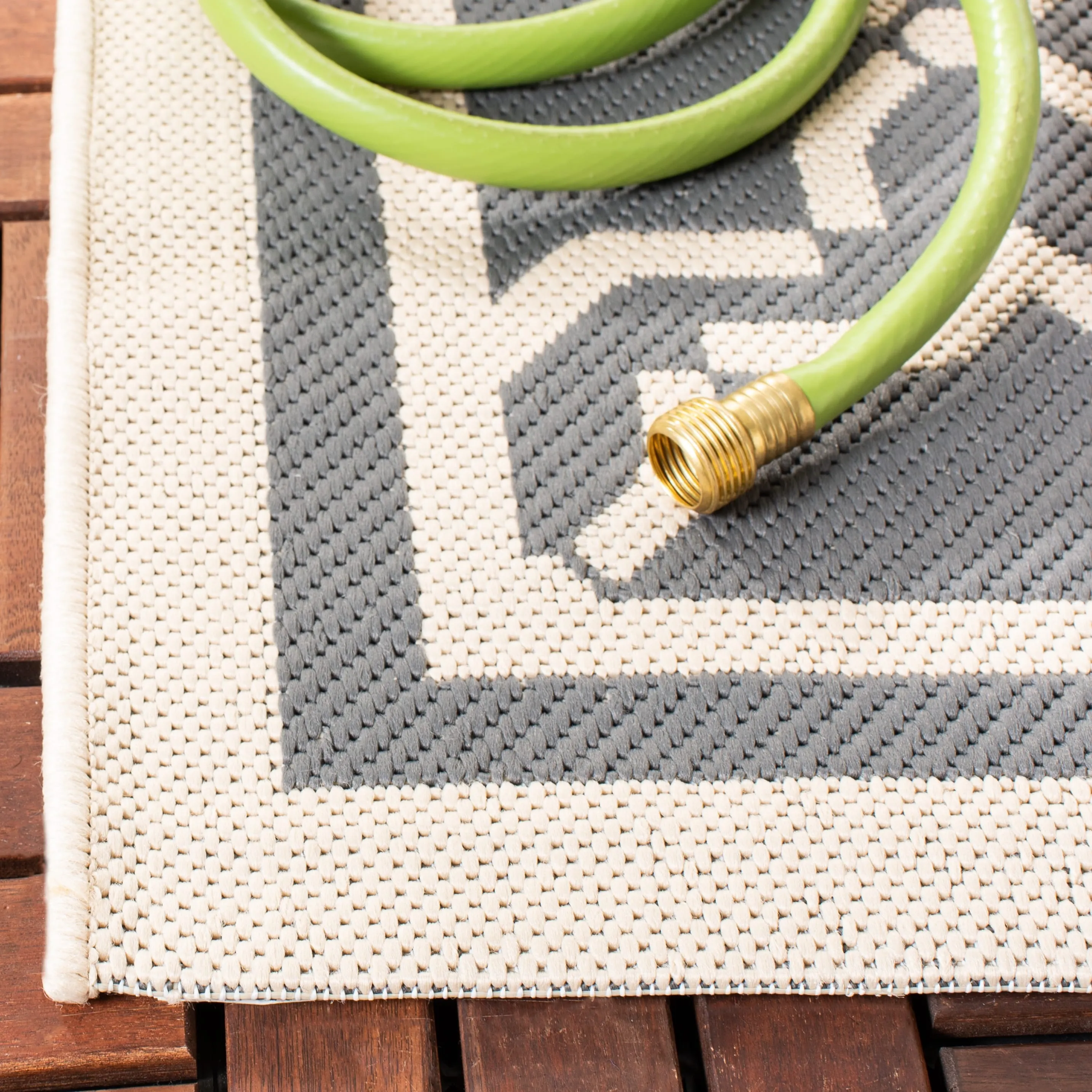 SAFAVIEH Courtyard Thomasina Indoor/ Outdoor Waterproof Patio Backyard Rug