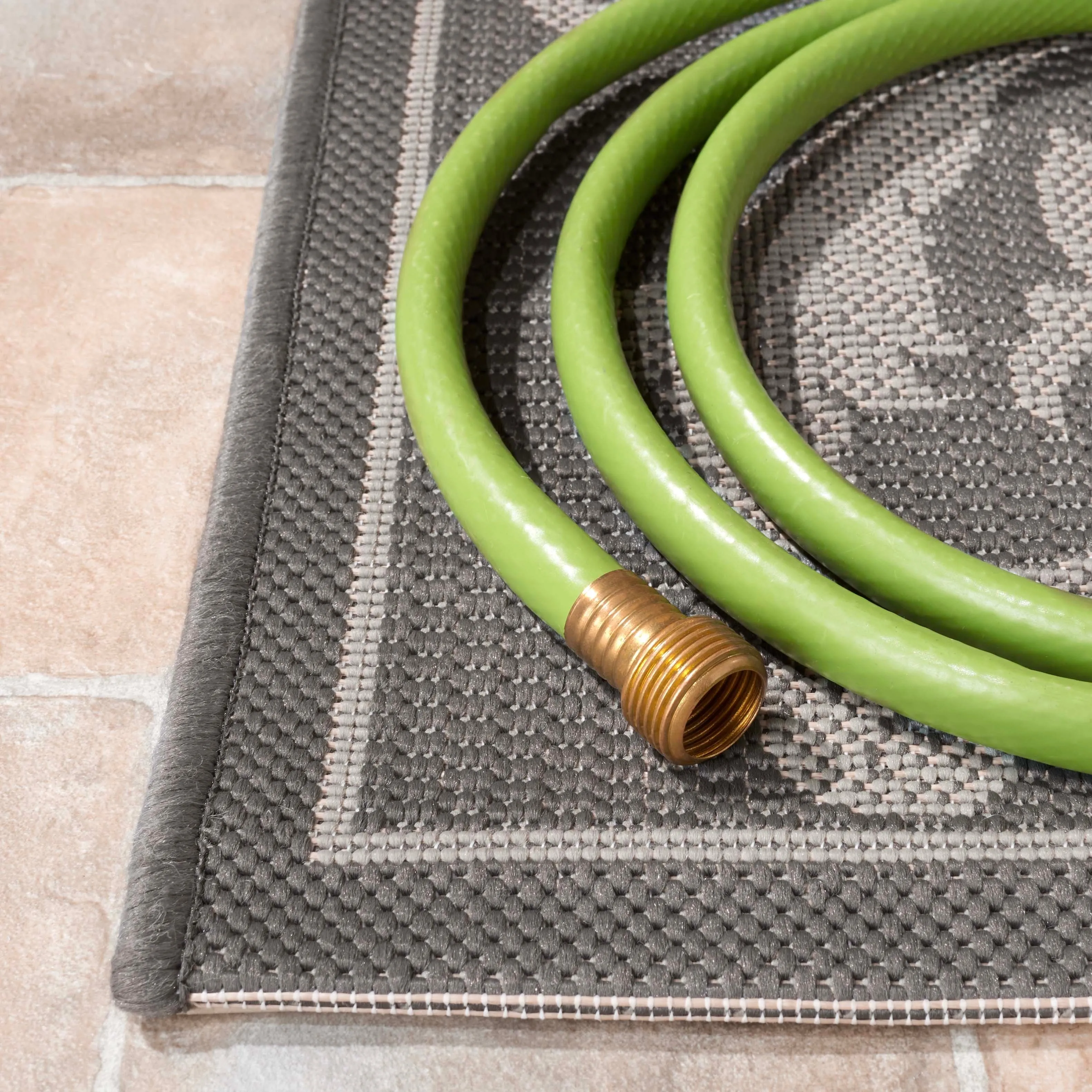 SAFAVIEH Courtyard Tudora Indoor/ Outdoor Waterproof Patio Backyard Rug