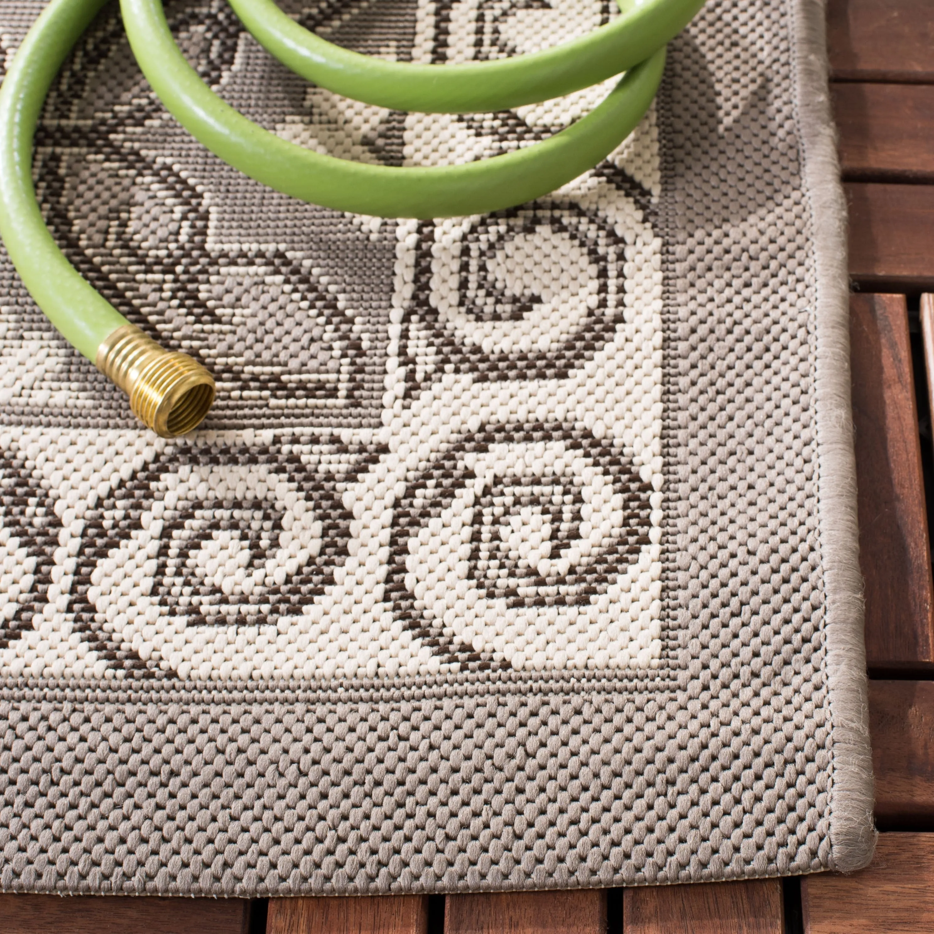 SAFAVIEH Courtyard Vernetta Lonni Outdoor Waterproof Patio Backyard Rug