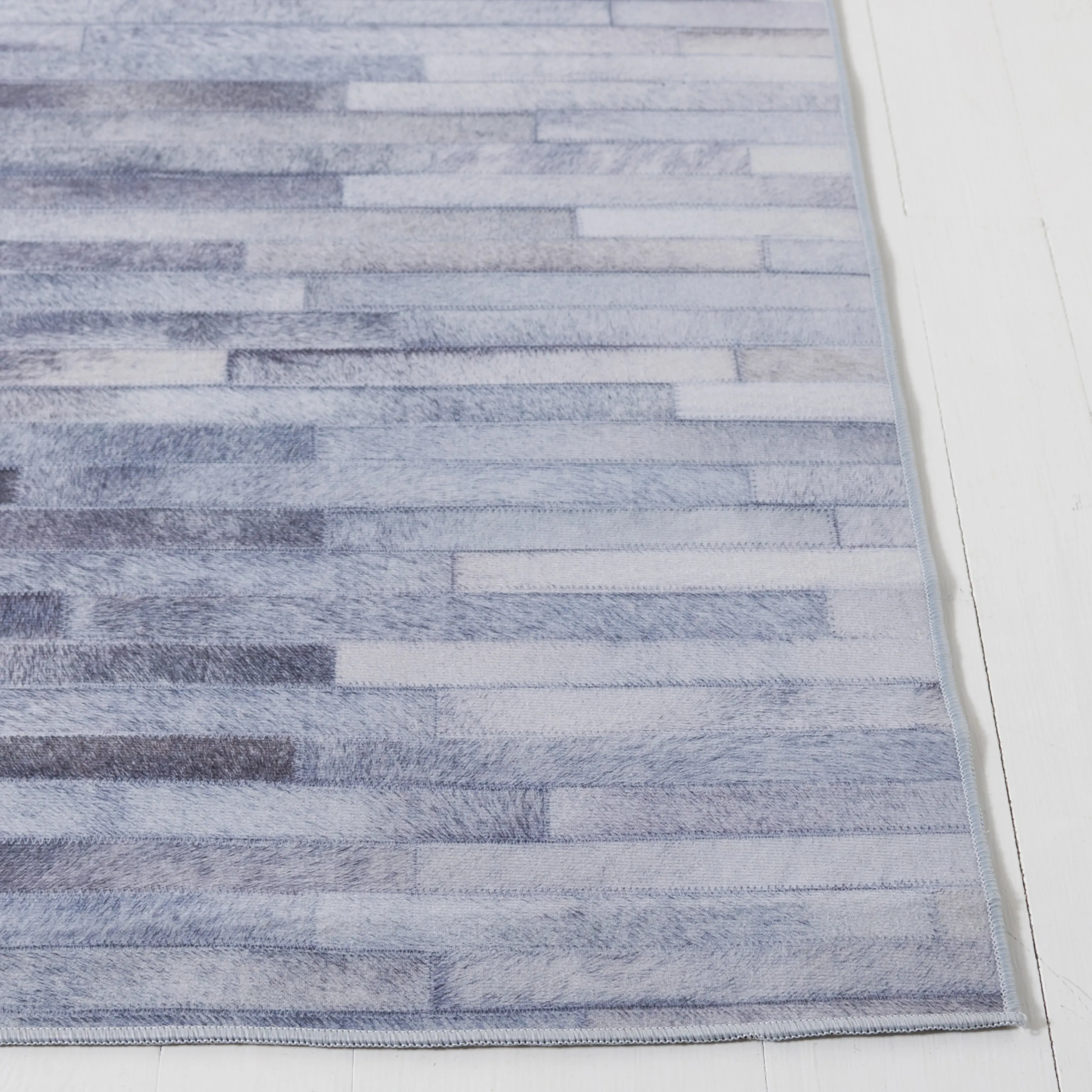 SAFAVIEH Faux Hide Machine Washable Slip Resistant Virzhinia Modern