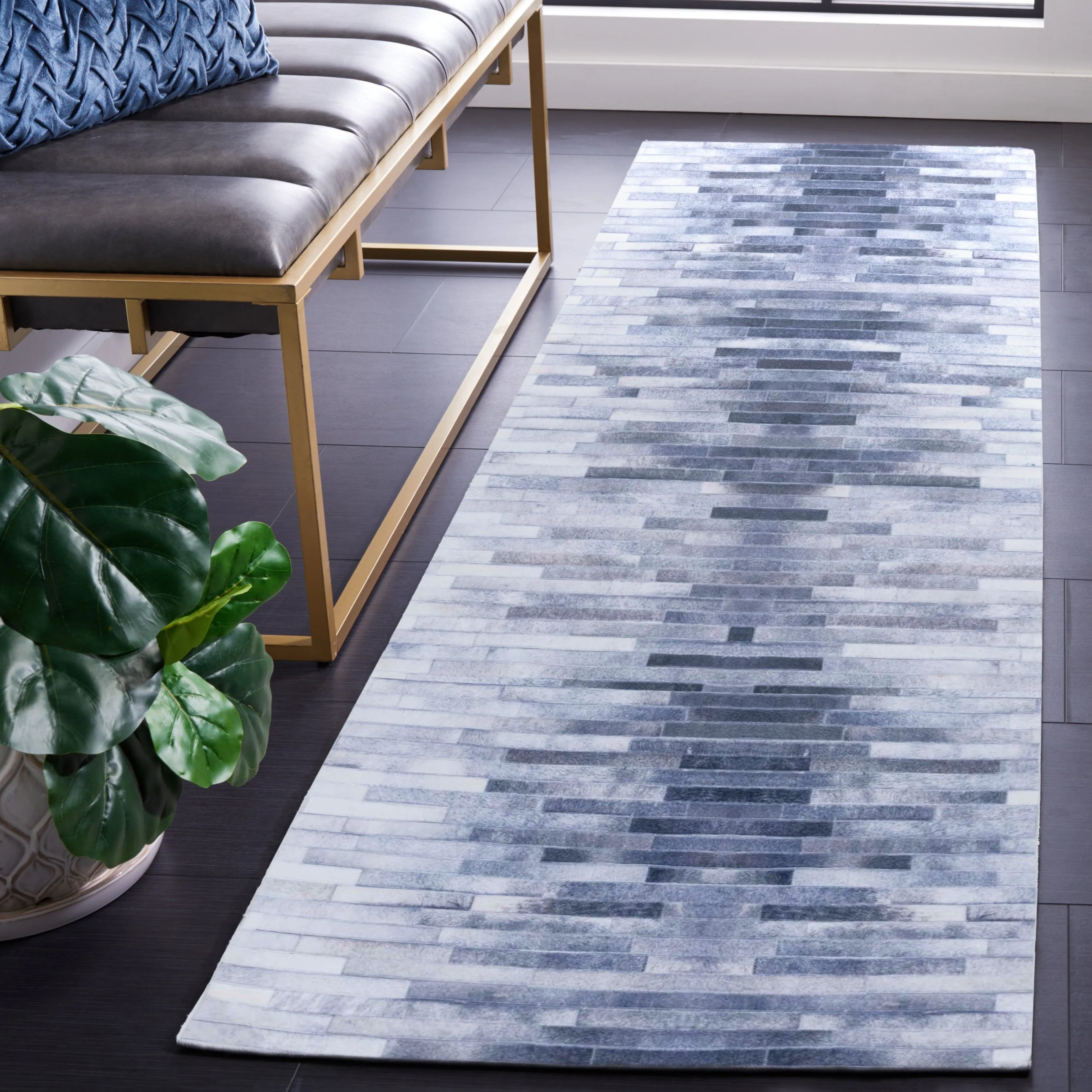 SAFAVIEH Faux Hide Machine Washable Slip Resistant Virzhinia Modern