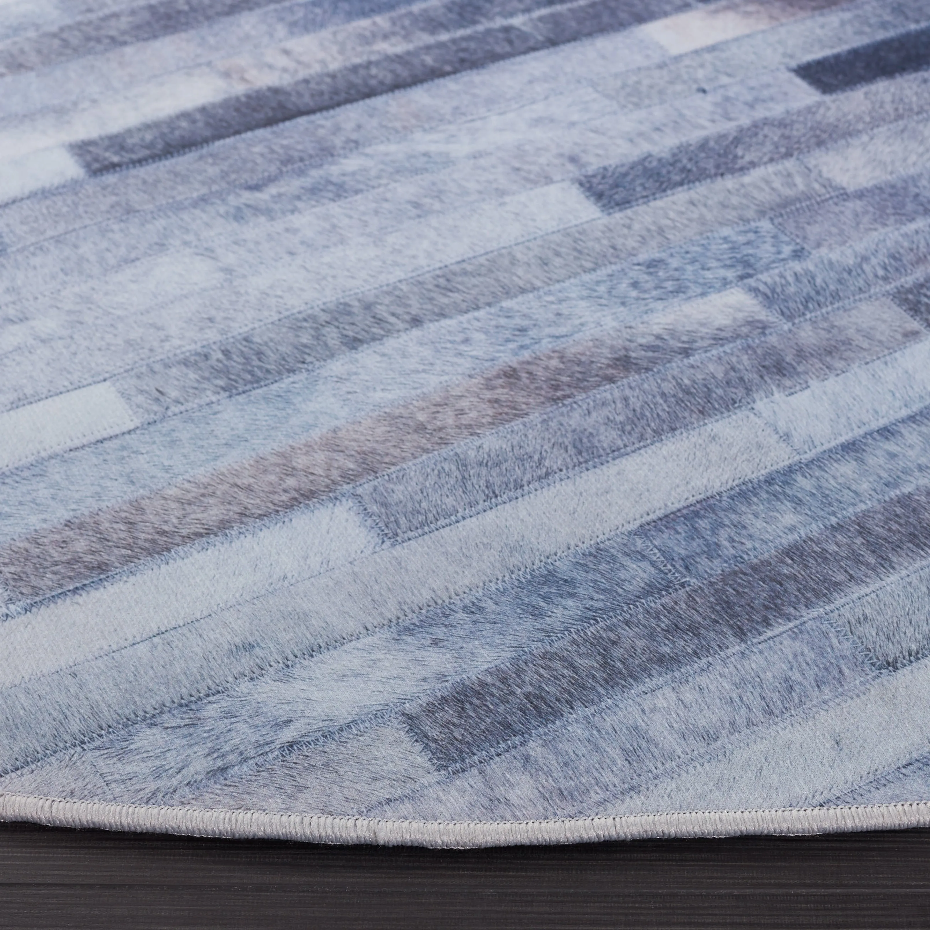 SAFAVIEH Faux Hide Machine Washable Slip Resistant Virzhinia Modern