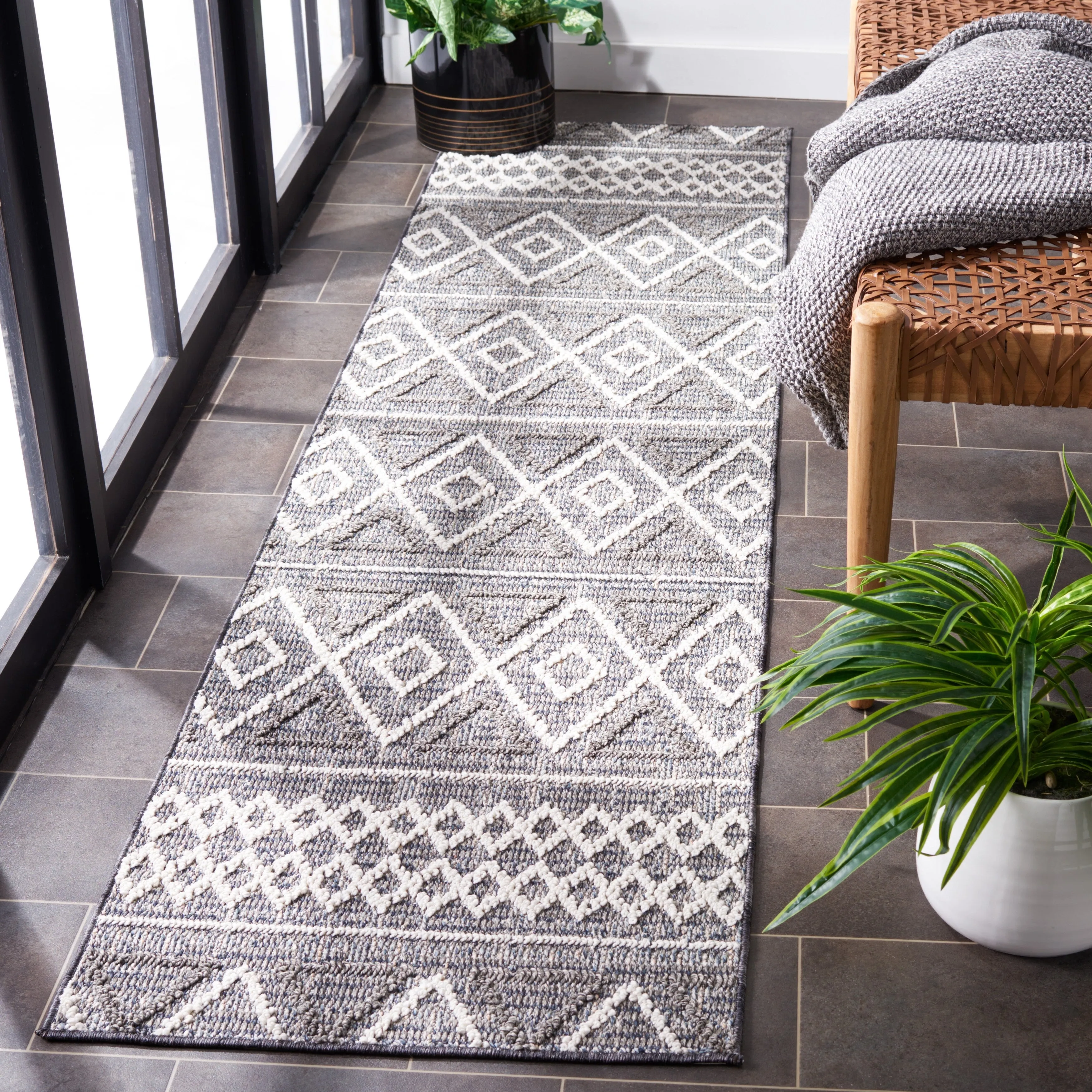 SAFAVIEH Global Ignacia Moroccan Trellis Indoor/ Outdoor Waterproof Patio