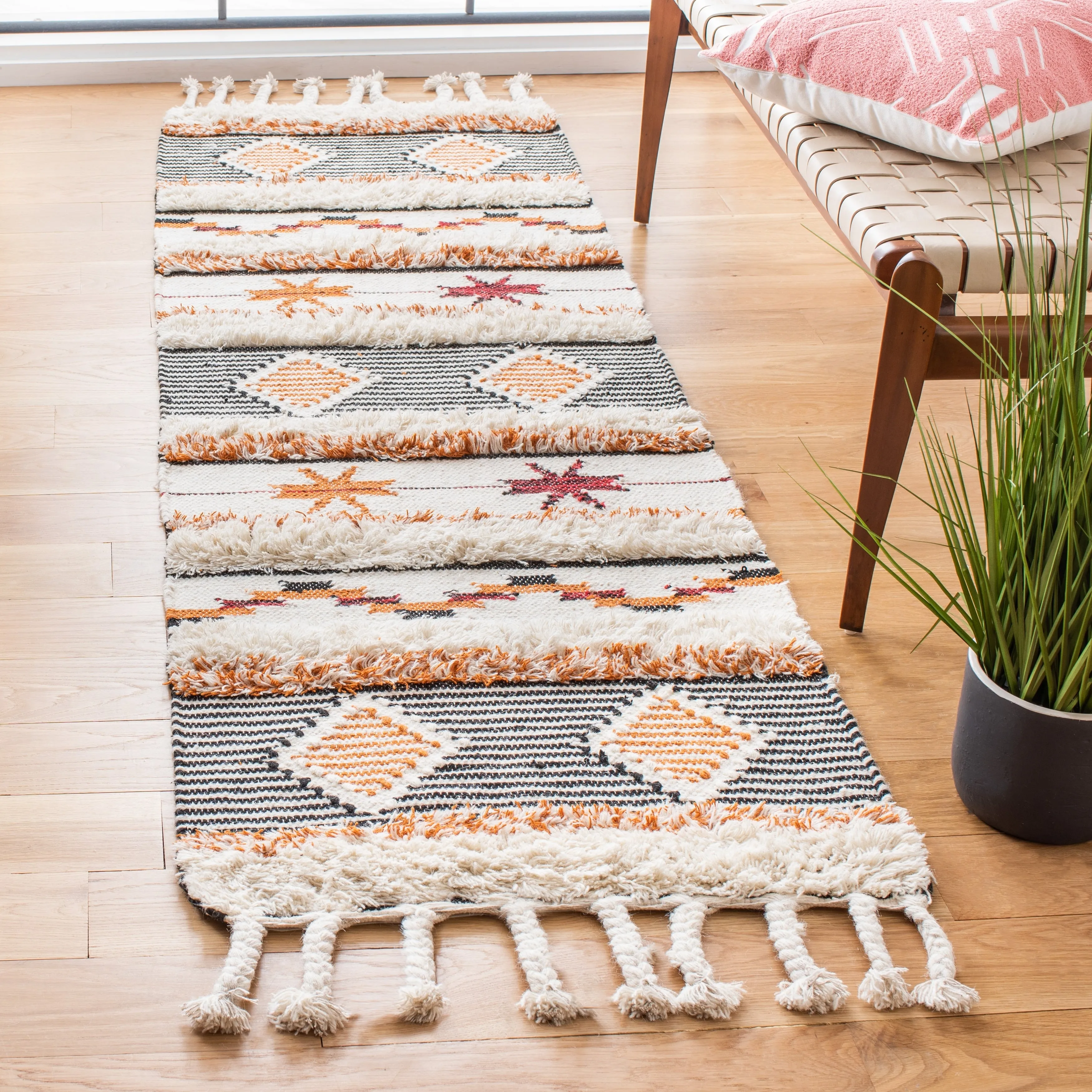 SAFAVIEH Hand-knotted Kenya Shanti Wool Tassel Rug