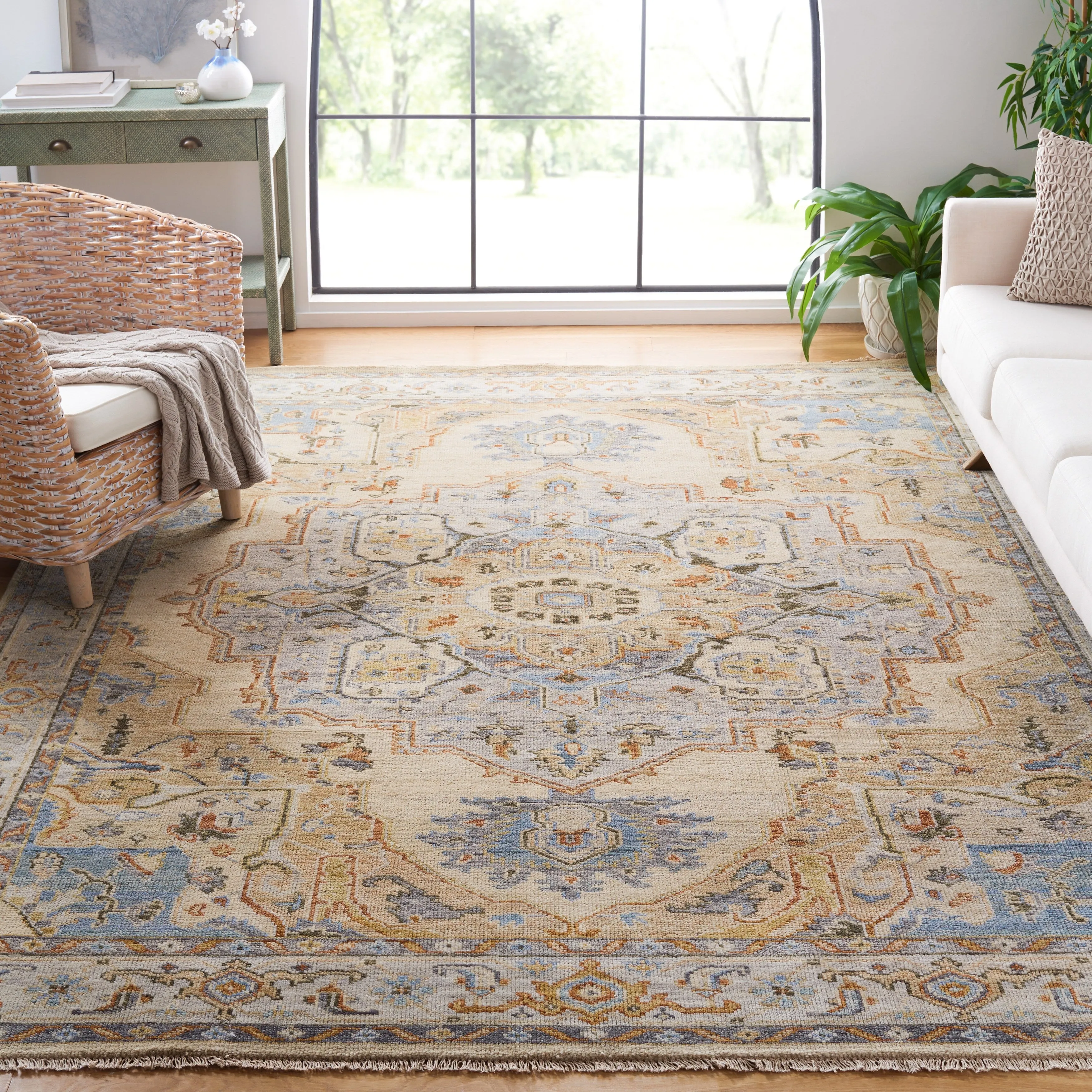 SAFAVIEH Hand-Knotted Sultanabad Violanda Traditional Wool Rug