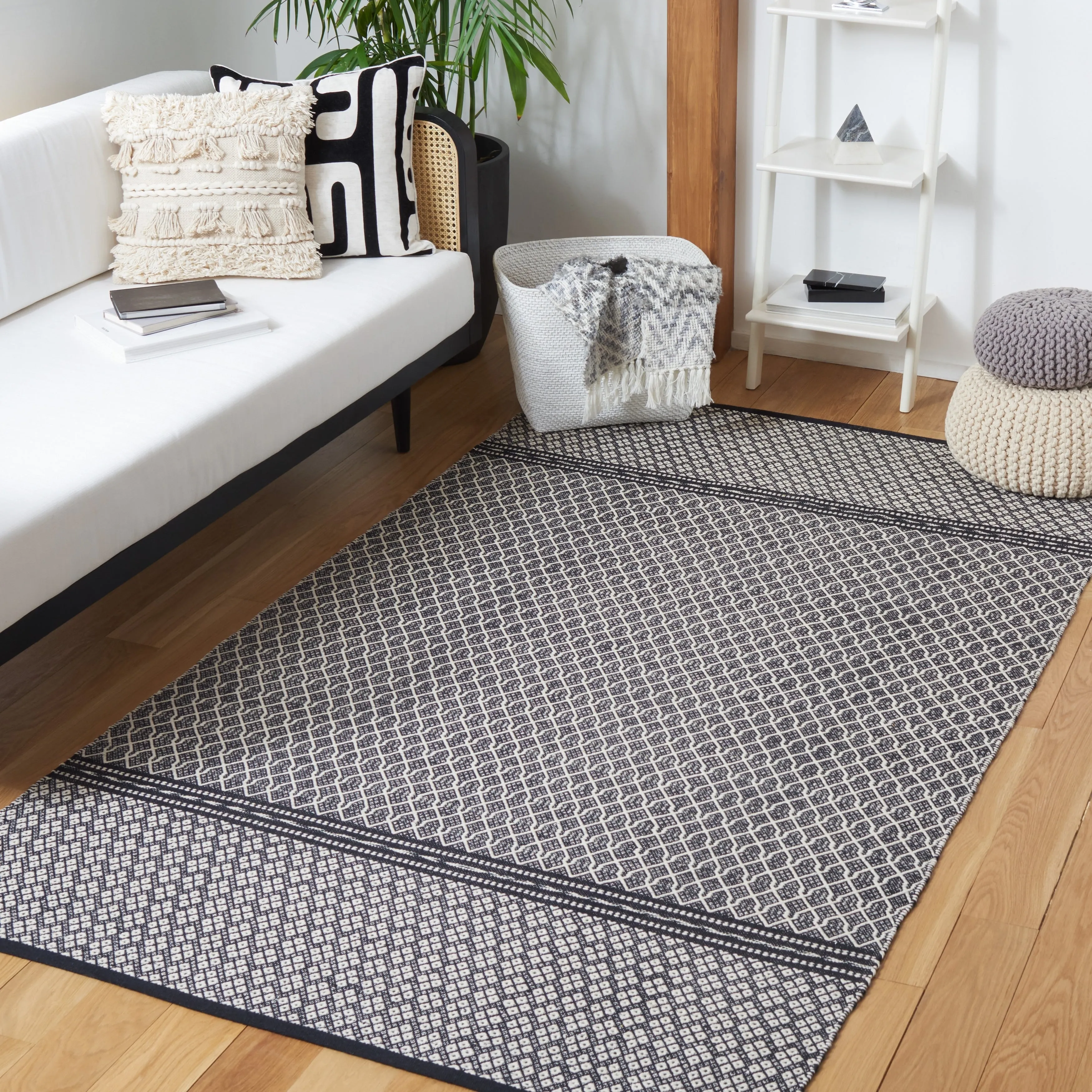 SAFAVIEH Hand-Woven Kilim Mithlesh Flatweave Cotton Rug