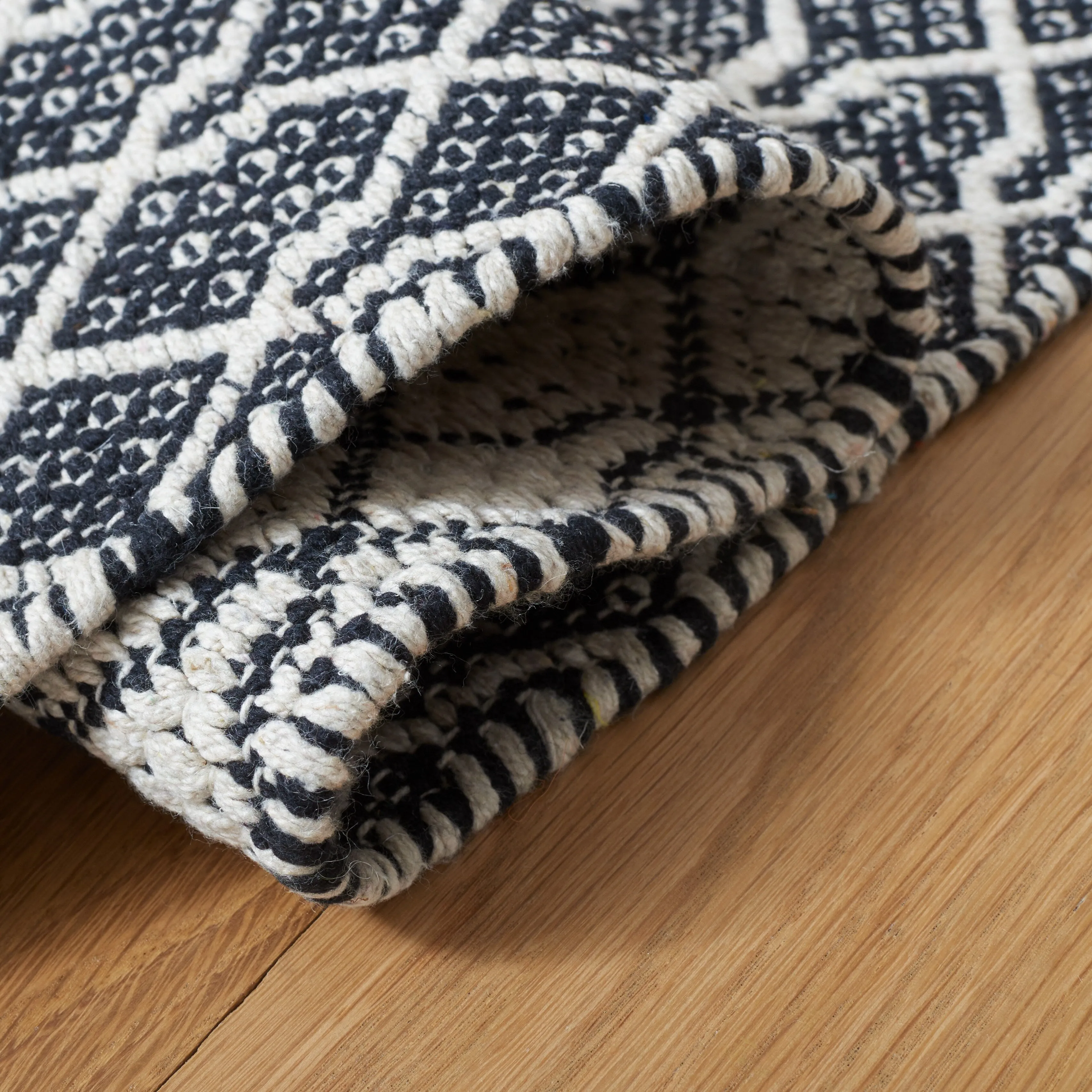 SAFAVIEH Hand-Woven Kilim Mithlesh Flatweave Cotton Rug