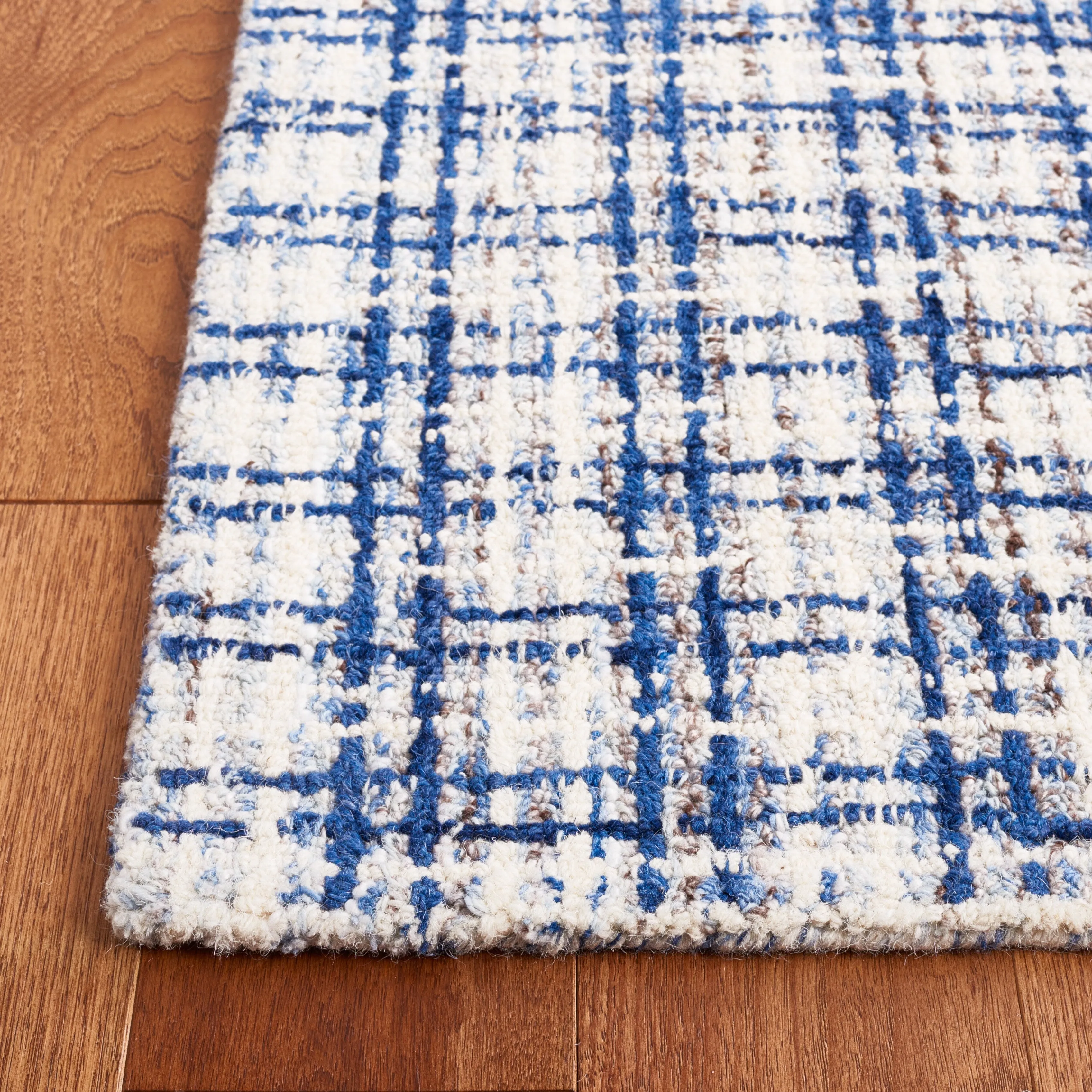 SAFAVIEH Handmade Abstract Subina Plaid Wool Rug