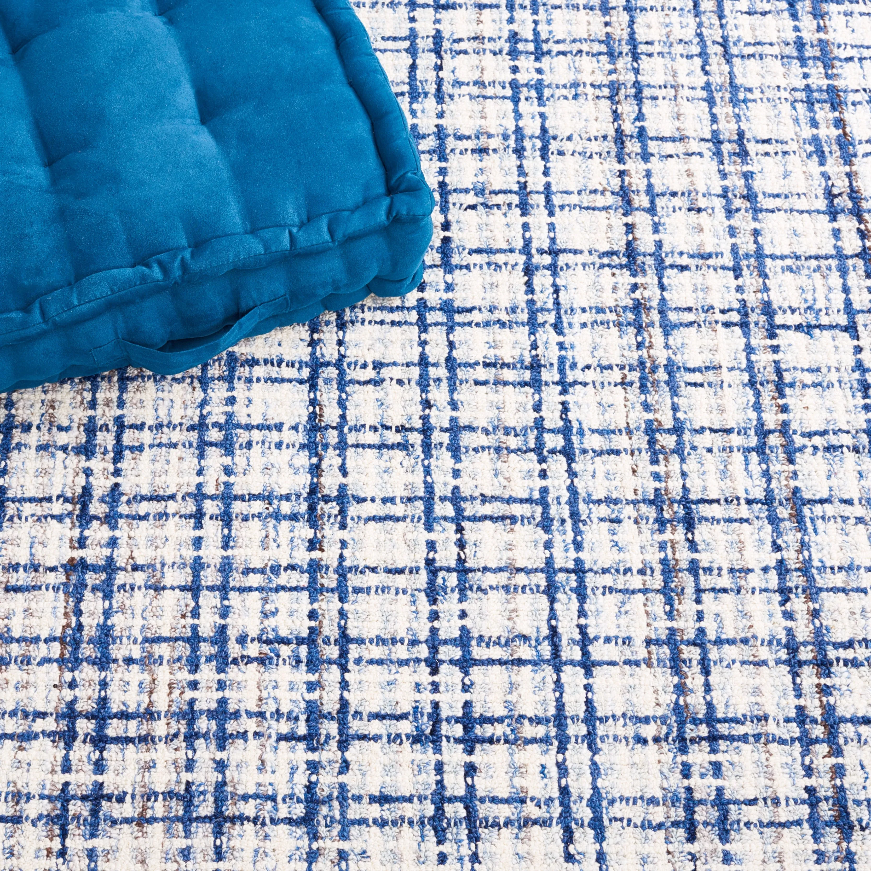 SAFAVIEH Handmade Abstract Subina Plaid Wool Rug