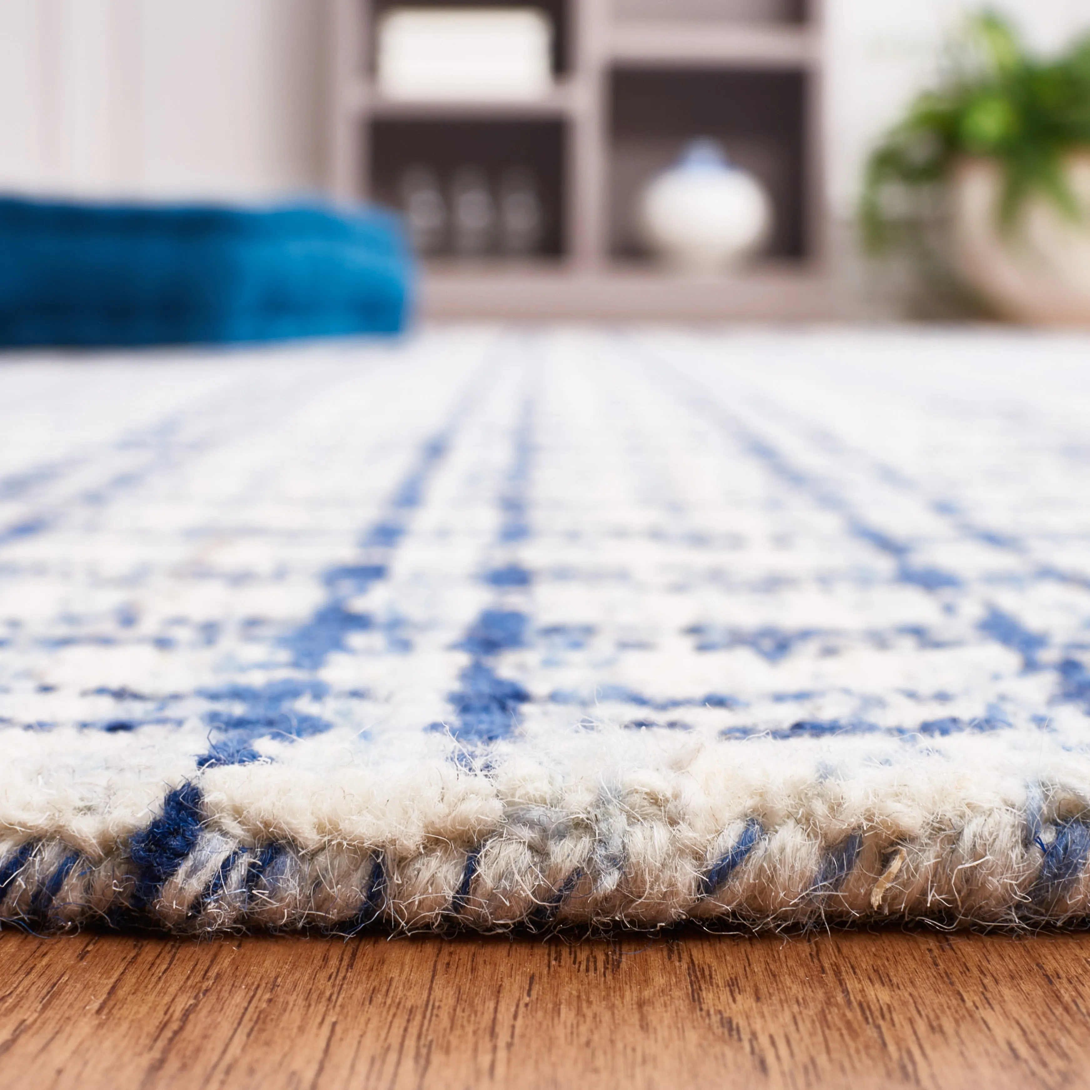 SAFAVIEH Handmade Abstract Subina Plaid Wool Rug