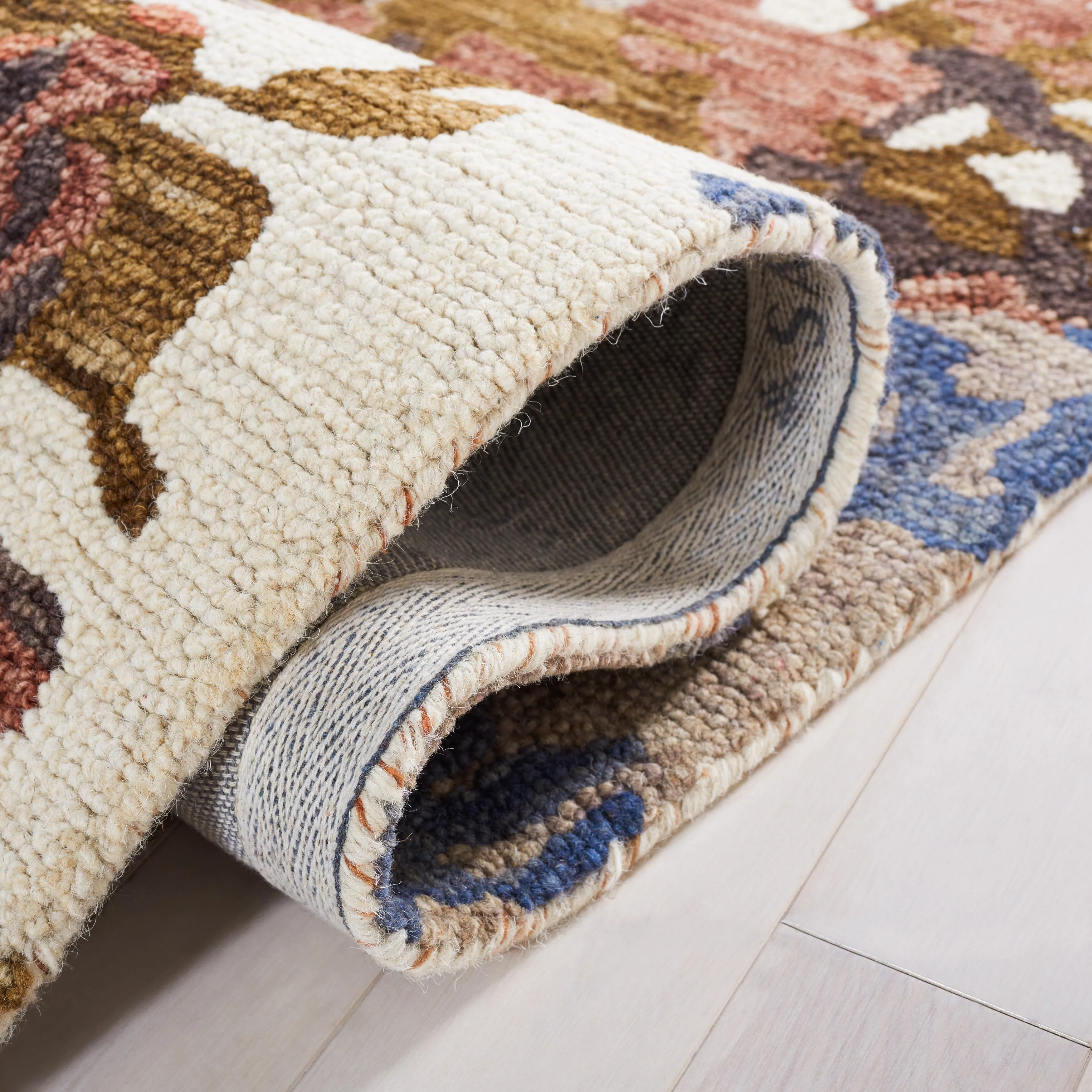 SAFAVIEH Handmade Blossom Florinela French Country Floral Wool Rug