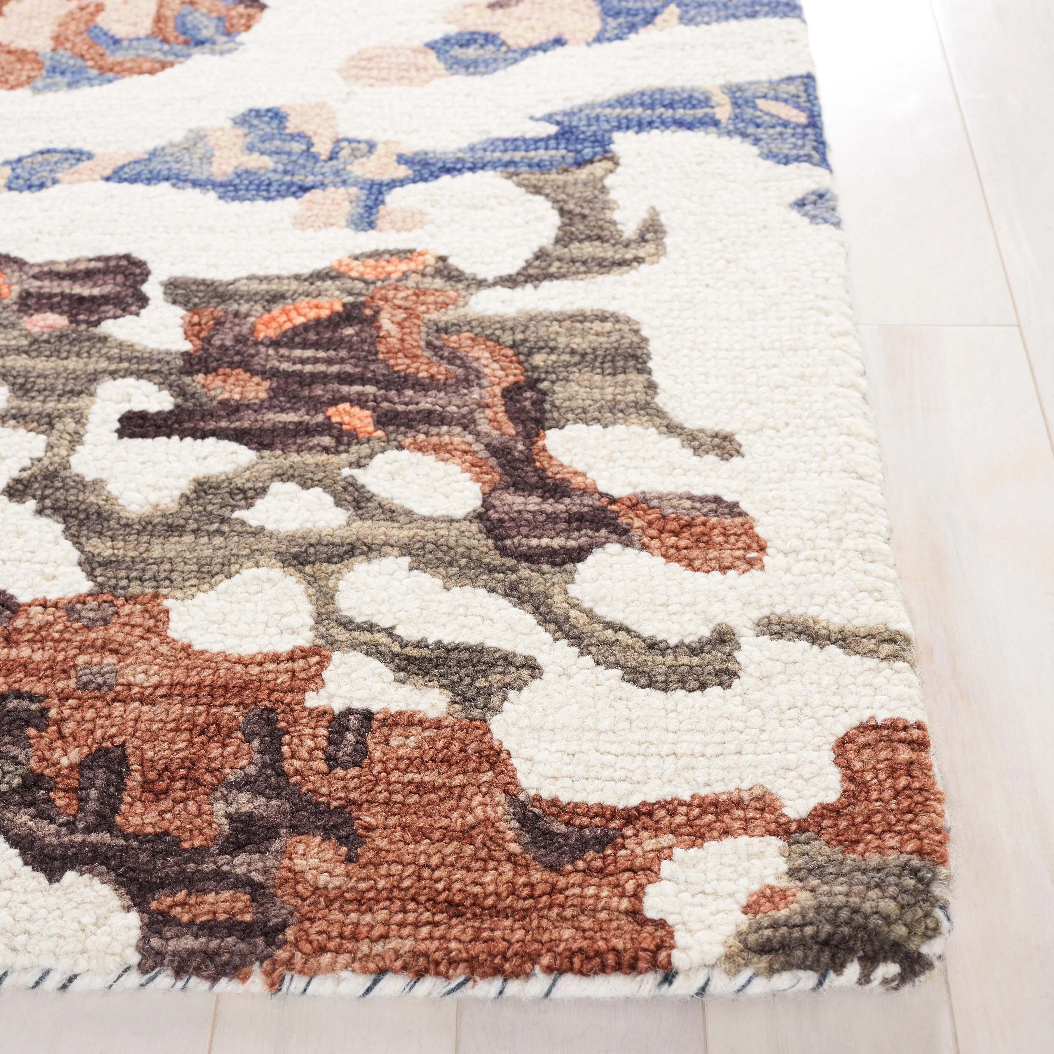 SAFAVIEH Handmade Blossom Florinela French Country Floral Wool Rug