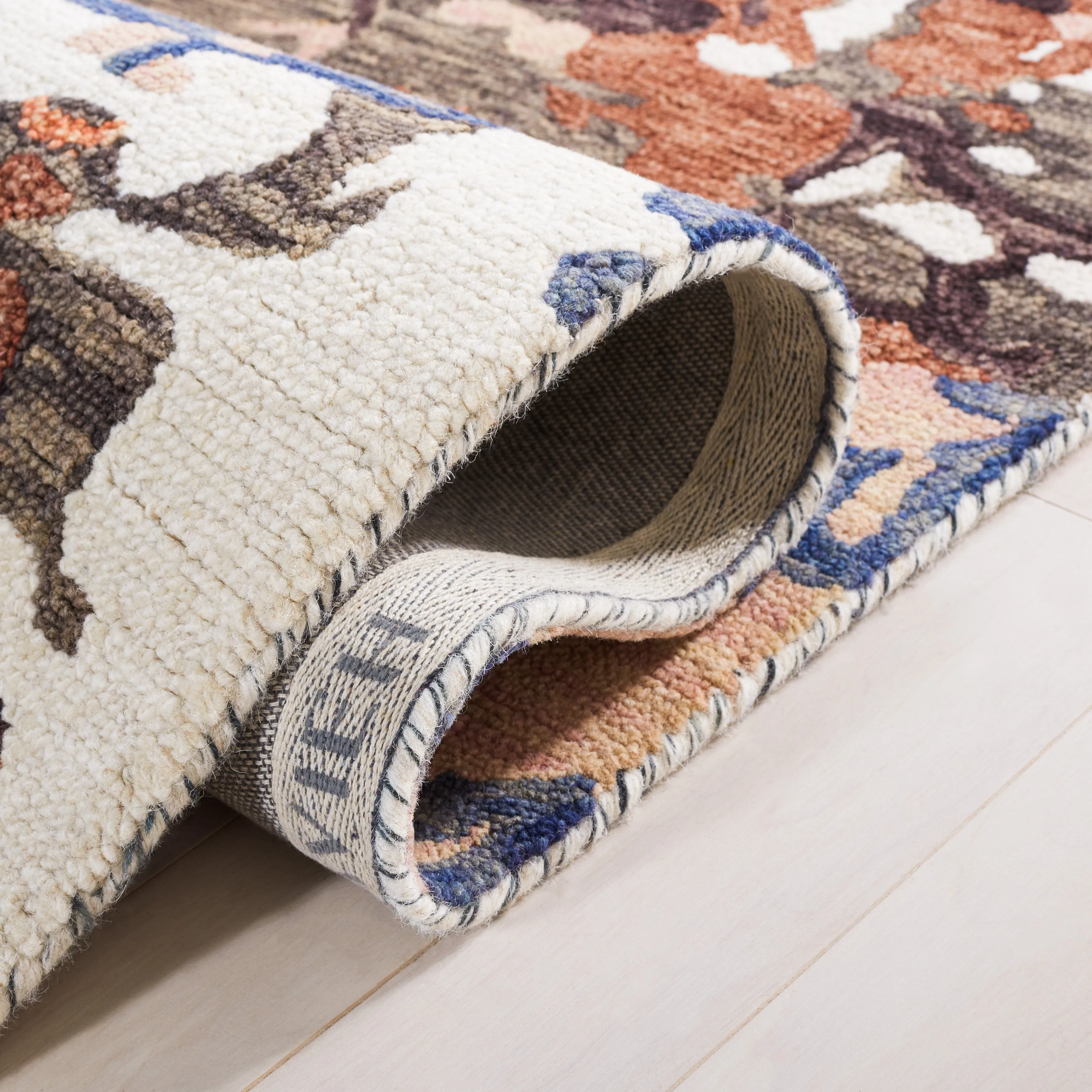 SAFAVIEH Handmade Blossom Florinela French Country Floral Wool Rug