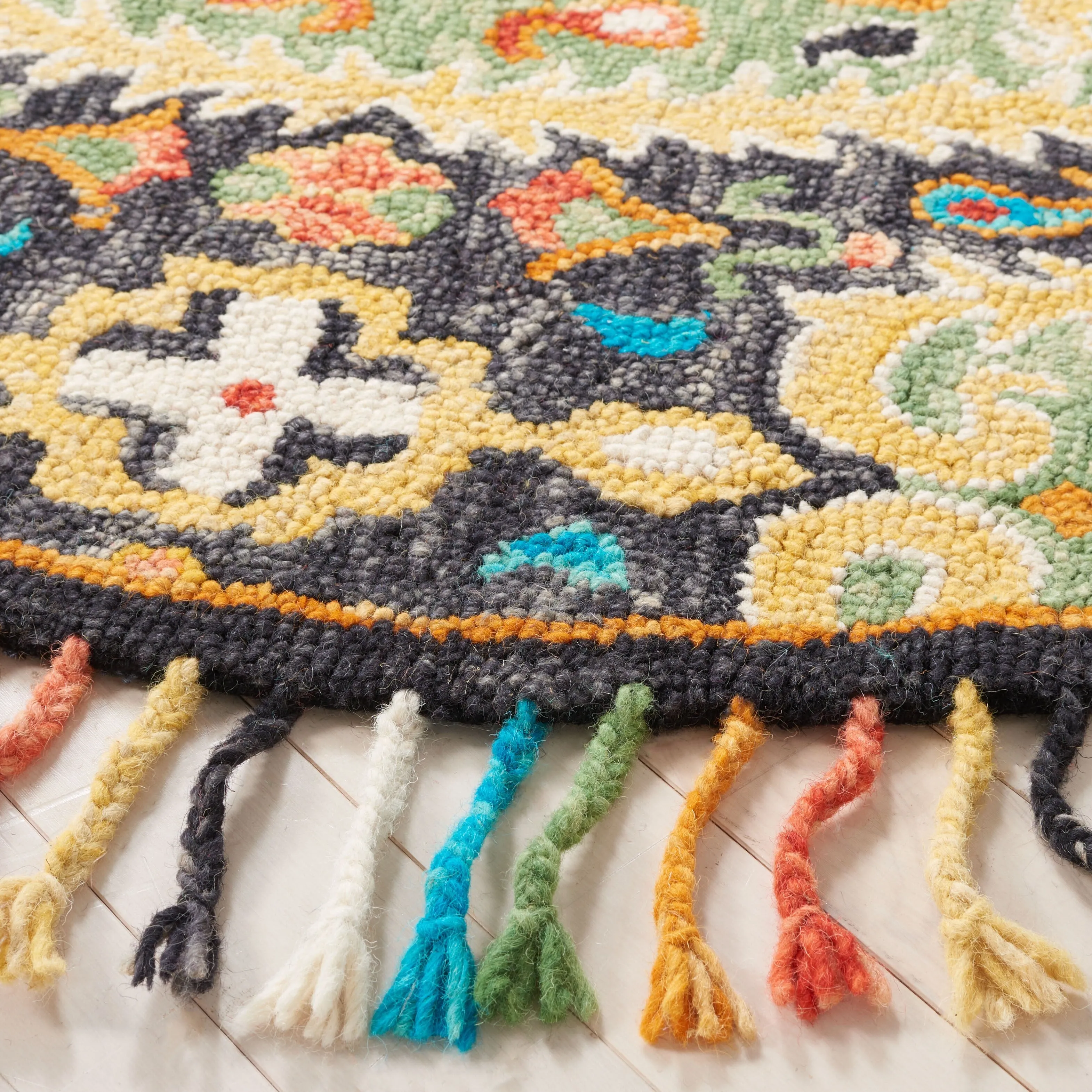 SAFAVIEH Handmade Blossom Hellevi Modern Floral Wool Rug
