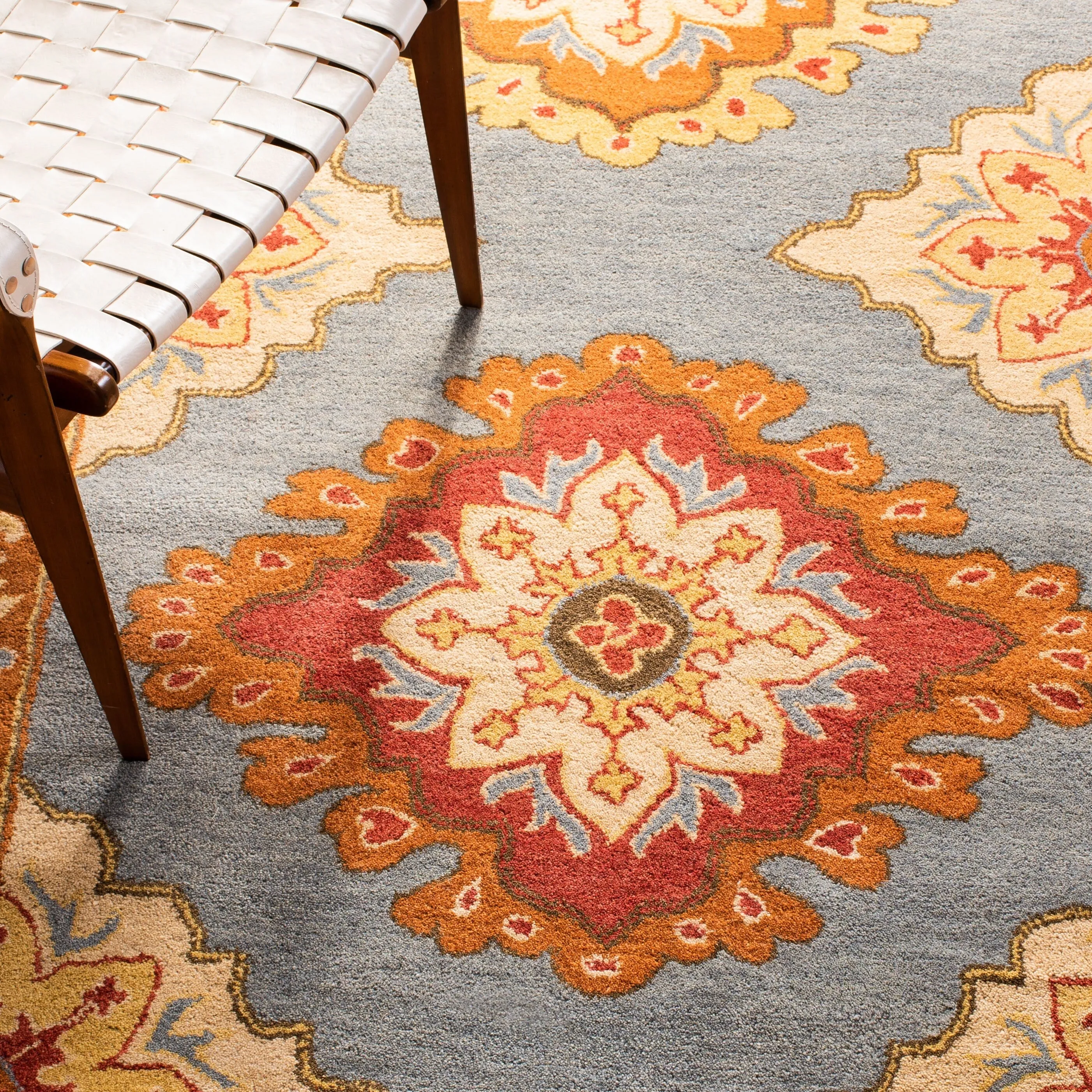 SAFAVIEH Handmade Heritage Surf Traditional Oriental Wool Rug