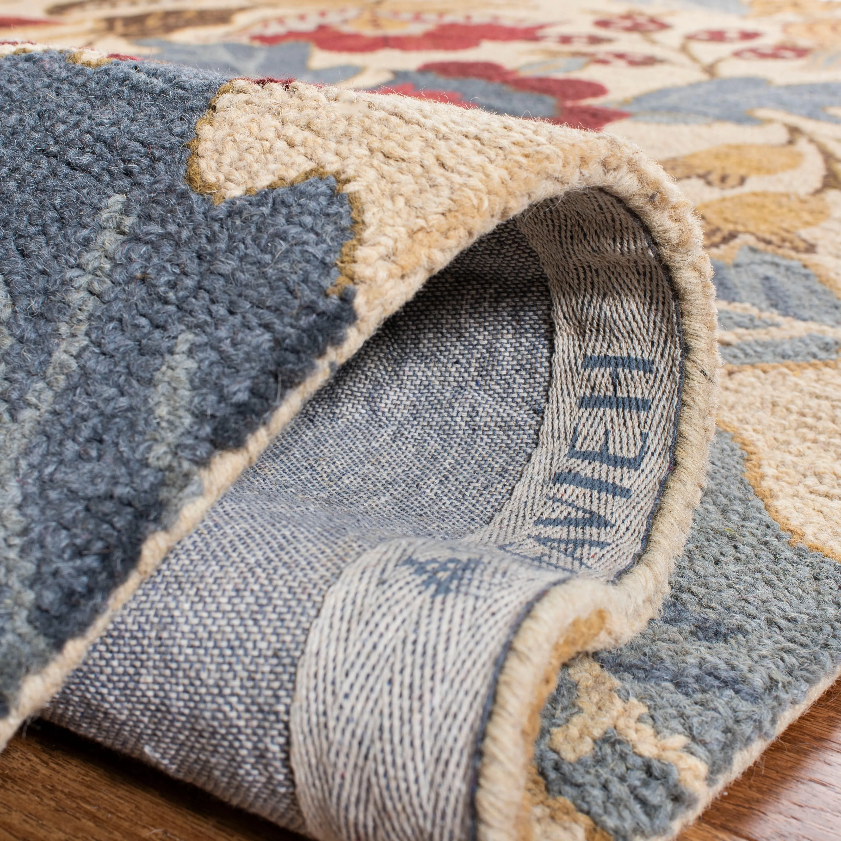 SAFAVIEH Handmade Jardin Monka Country Floral Wool Rug