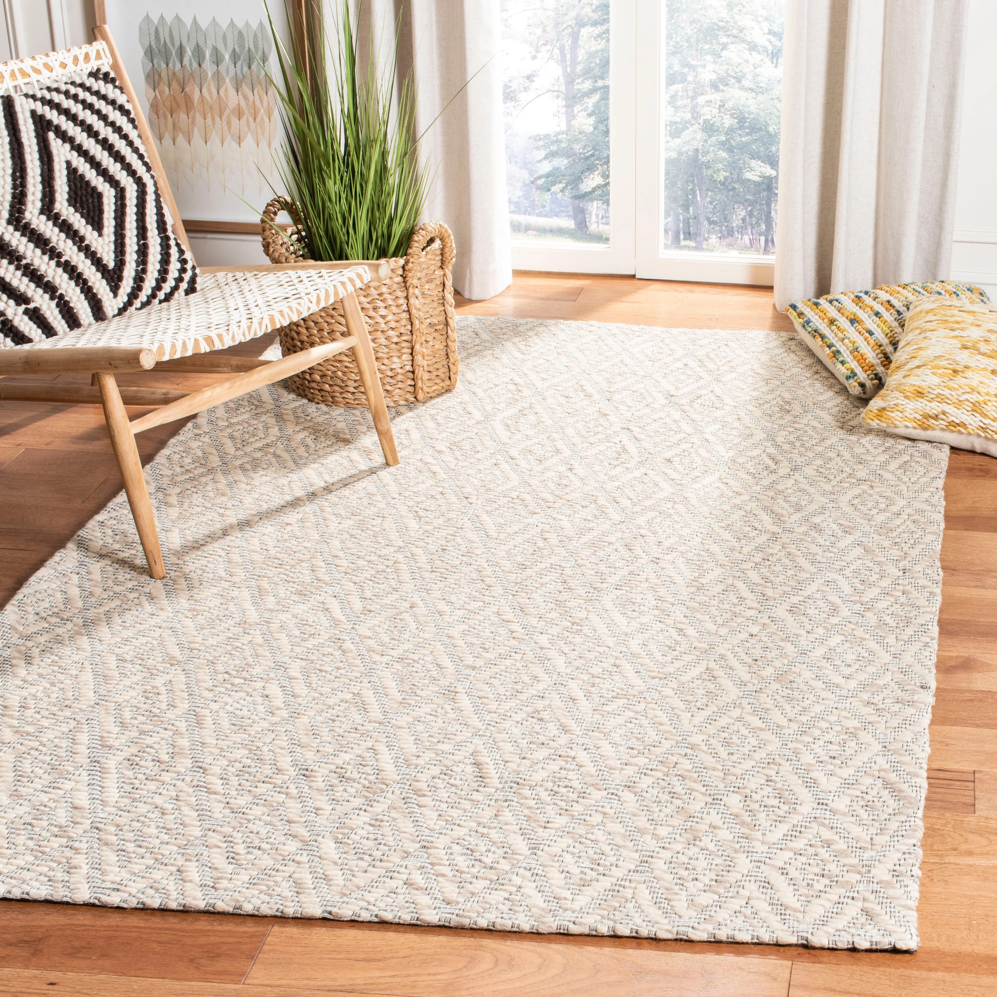 SAFAVIEH Handmade Marbella Liubovia Geometric Beige/Cream Wool Rug