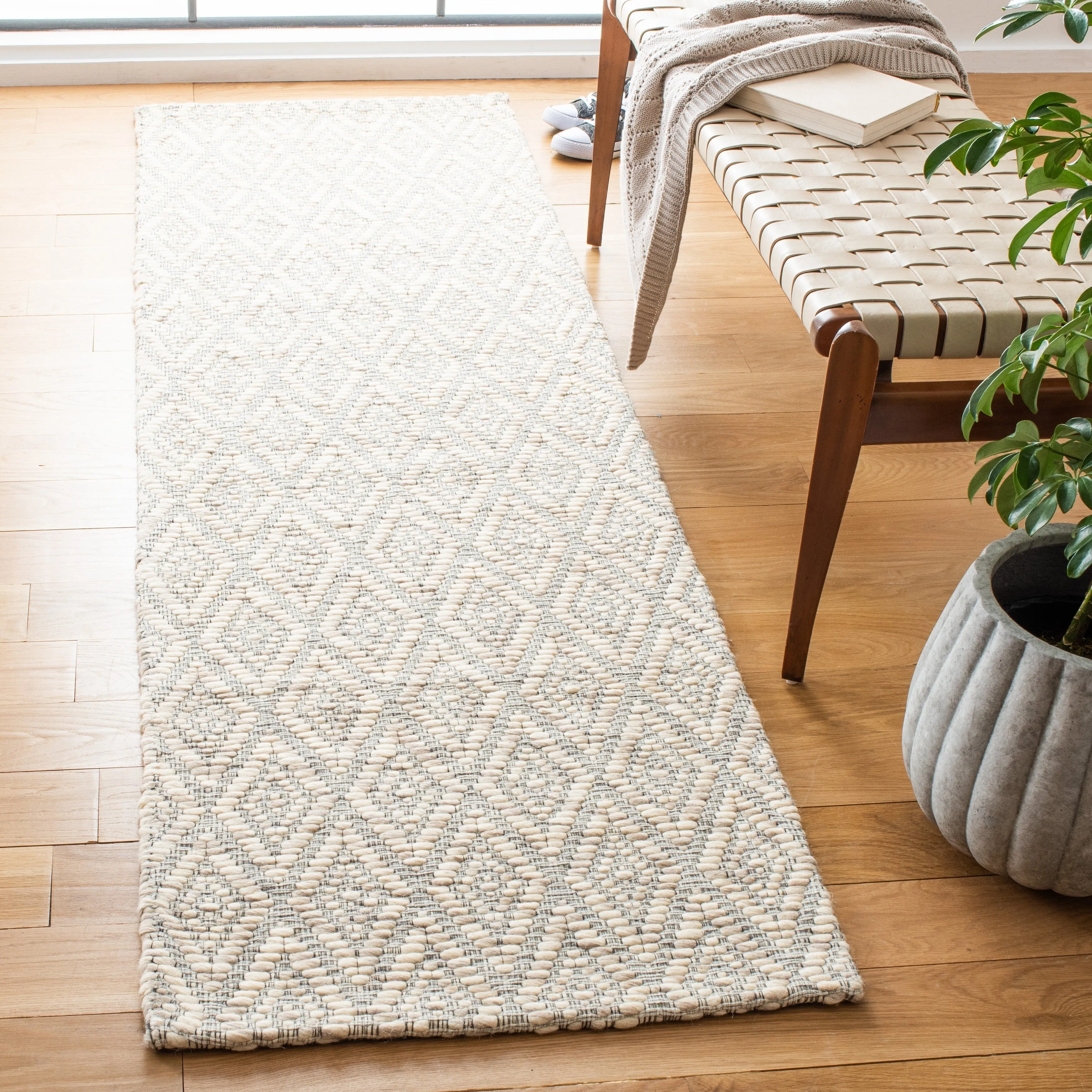 SAFAVIEH Handmade Marbella Liubovia Geometric Beige/Cream Wool Rug