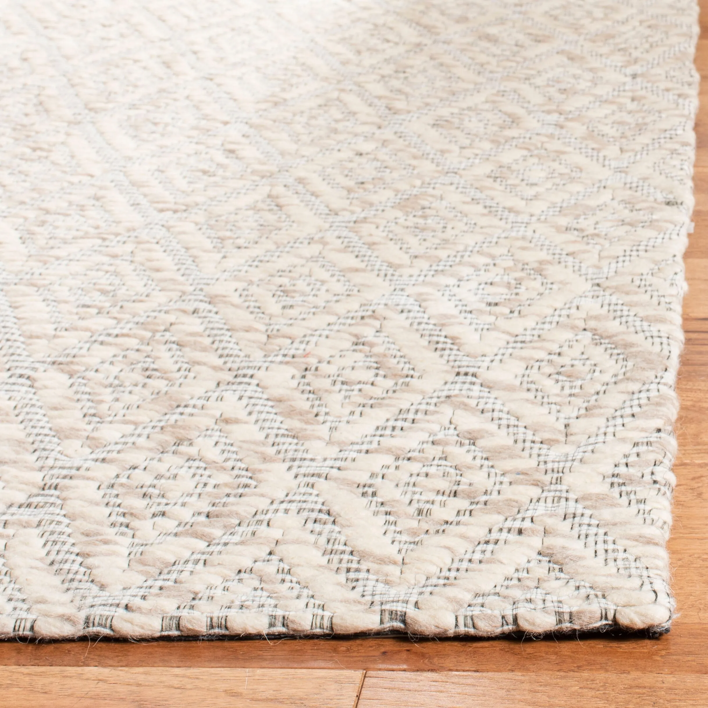 SAFAVIEH Handmade Marbella Liubovia Geometric Beige/Cream Wool Rug