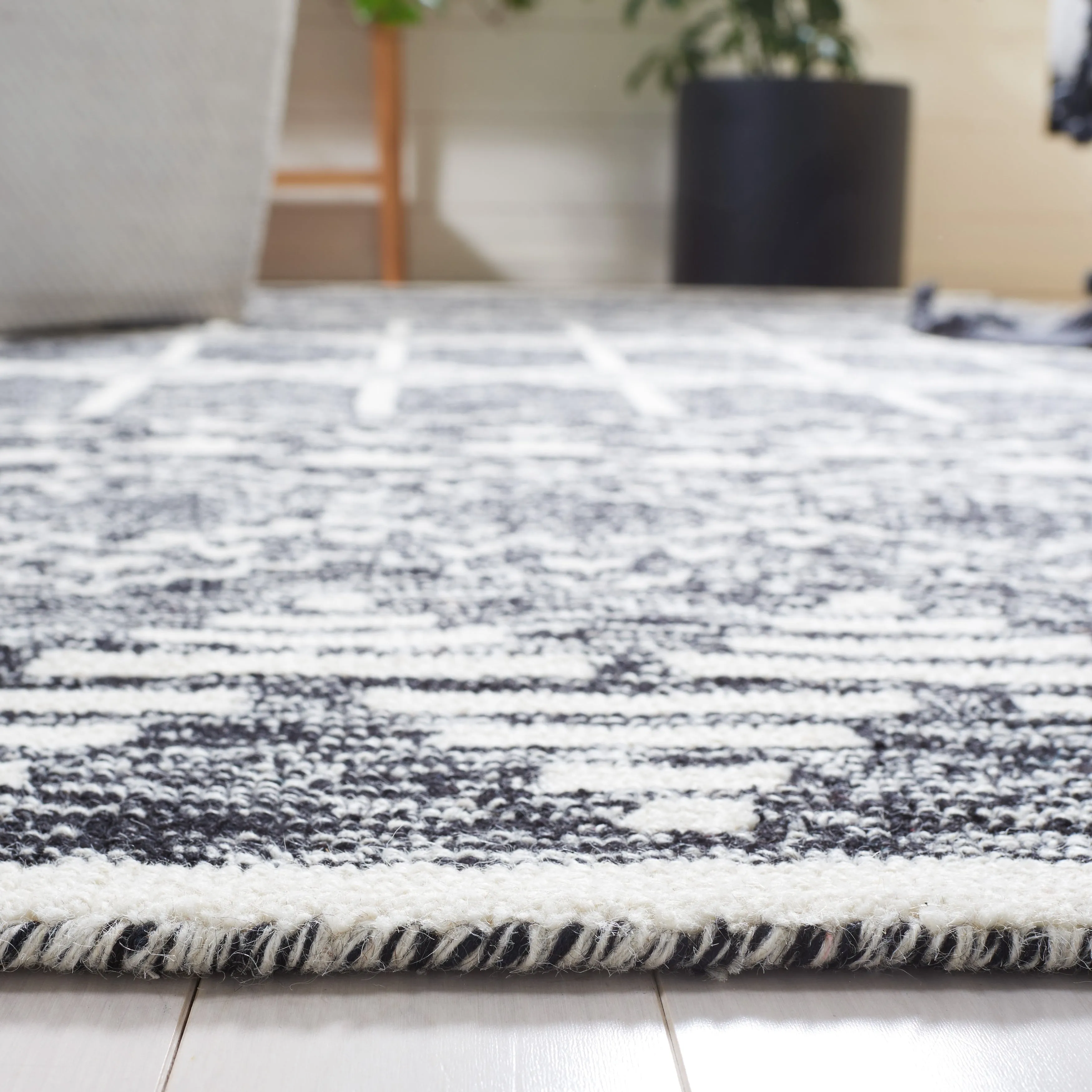 SAFAVIEH Handmade Metro Benilde Wool Rug