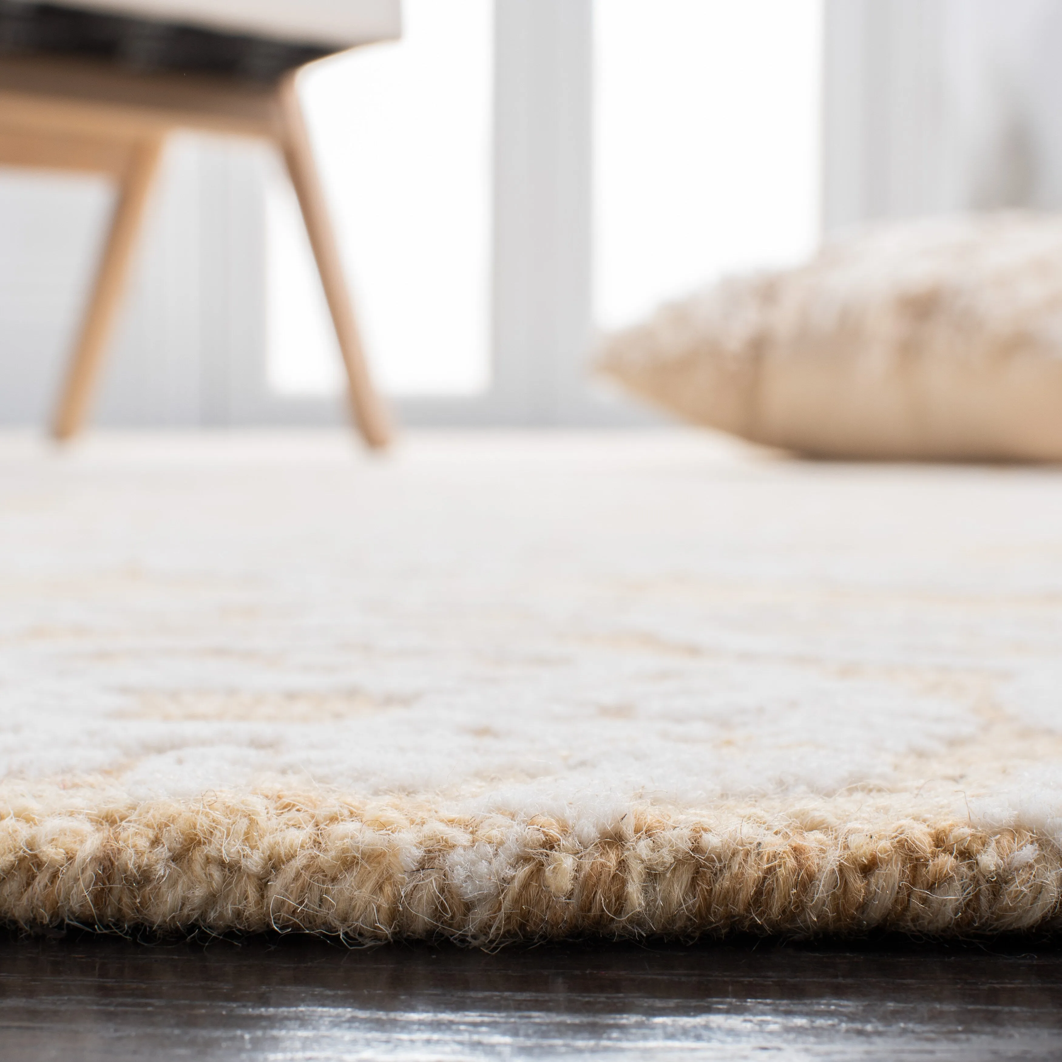 SAFAVIEH Handmade Metro Bhavani French Country Wool Rug