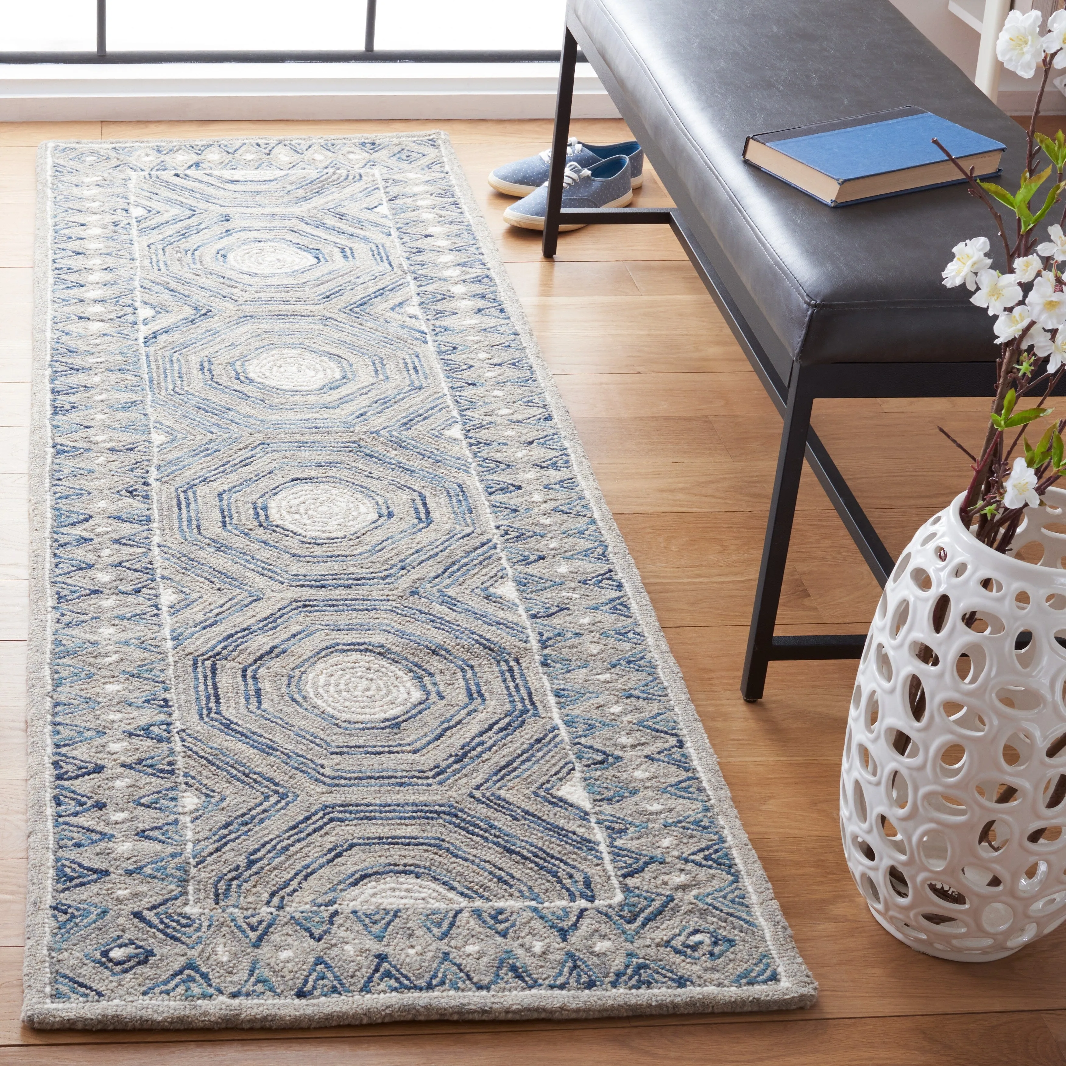 SAFAVIEH Handmade Micro-Loop Lindhilde Modern Wool Rug