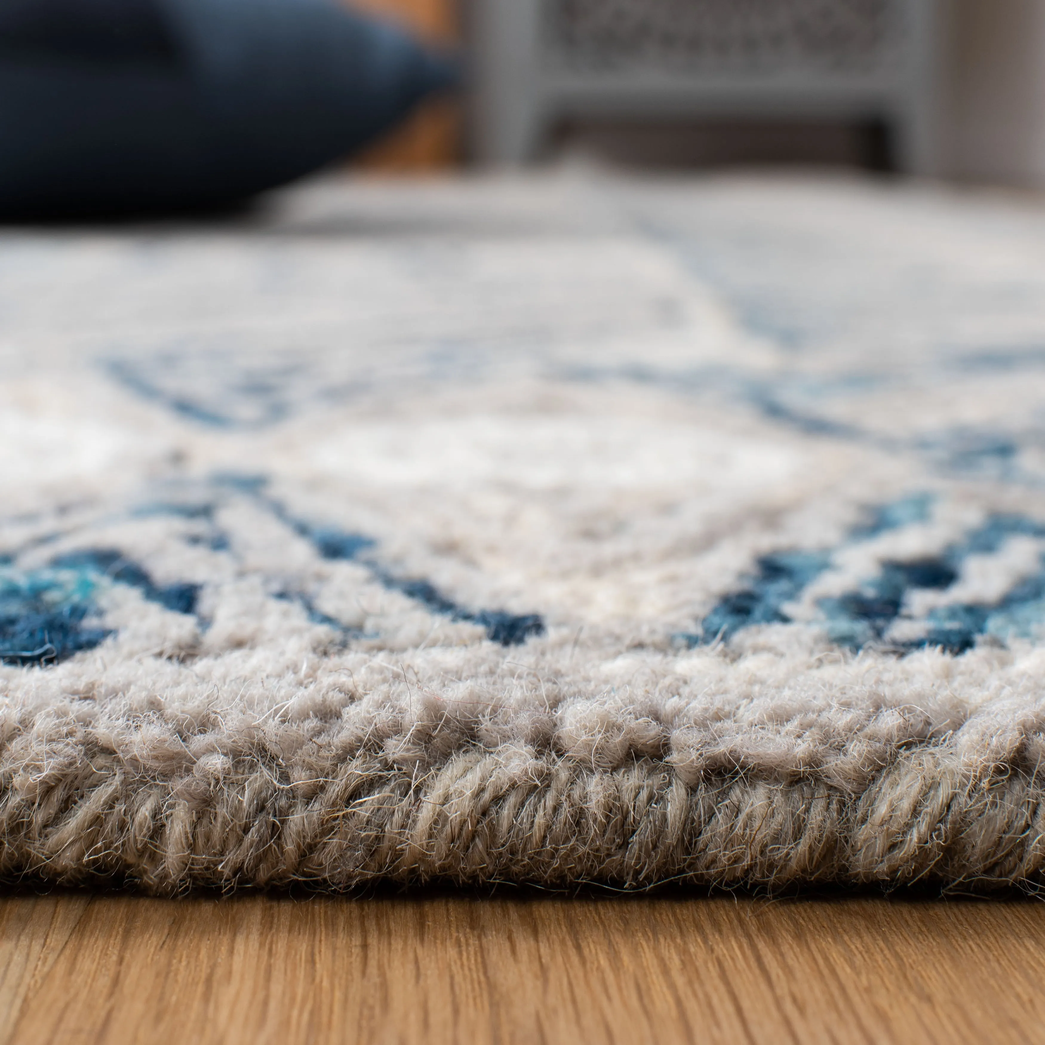 SAFAVIEH Handmade Micro-Loop Lindhilde Modern Wool Rug