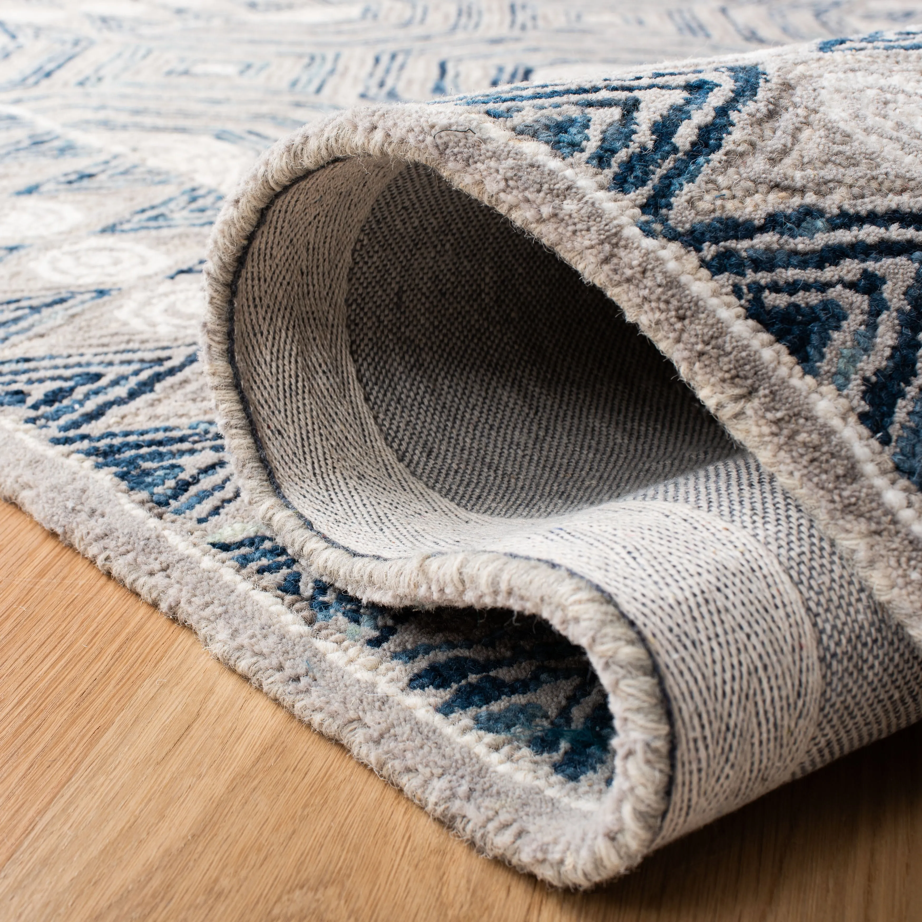 SAFAVIEH Handmade Micro-Loop Lindhilde Modern Wool Rug