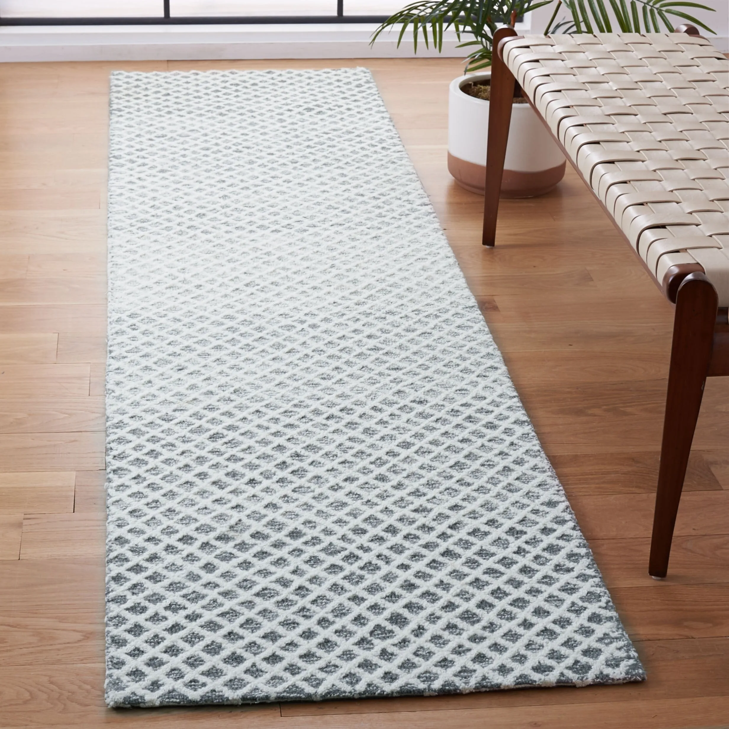 SAFAVIEH Handmade Micro-Loop Louwra Wool Rug