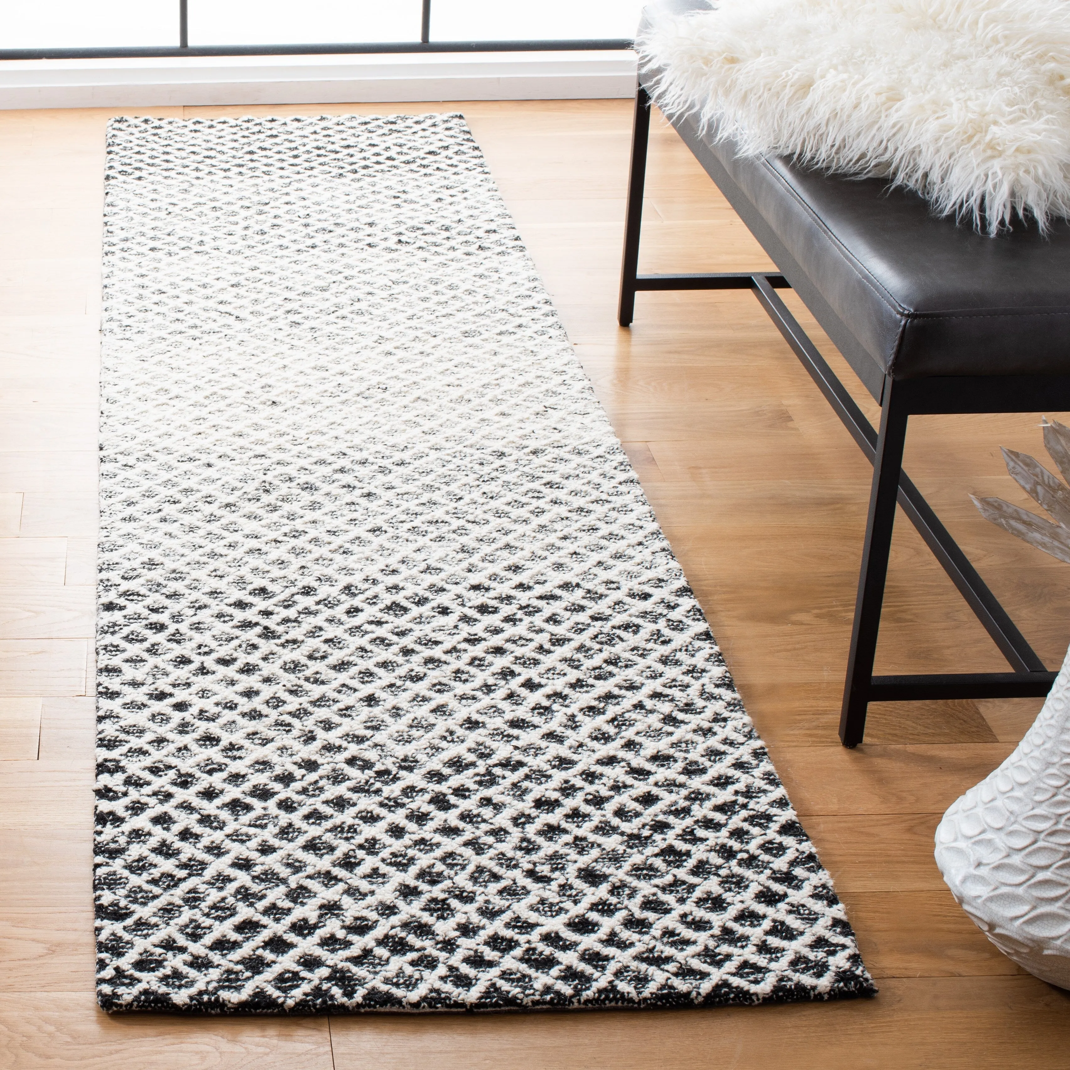SAFAVIEH Handmade Micro-Loop Louwra Wool Rug