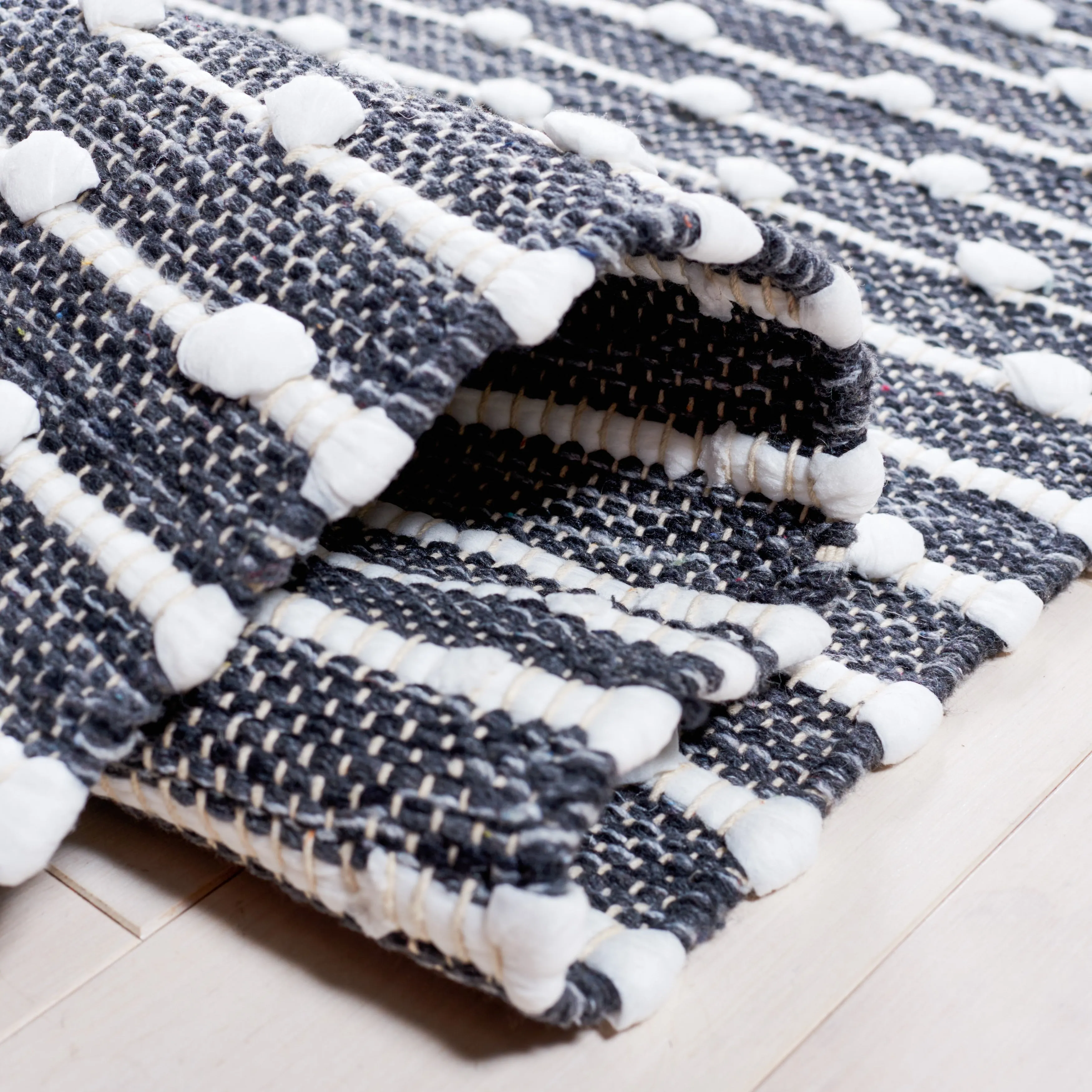 SAFAVIEH Handmade Montauk Millie Casual Rug
