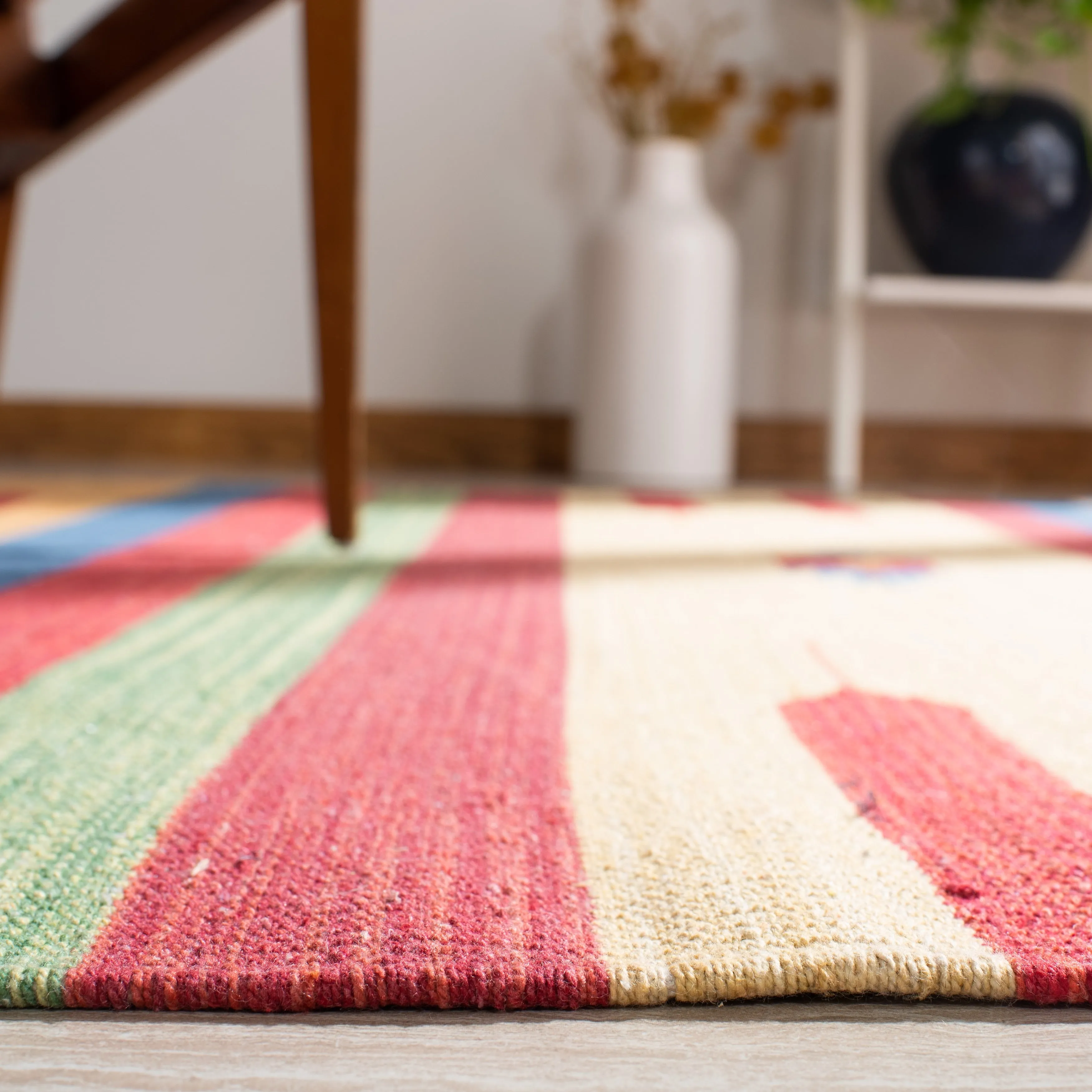 SAFAVIEH Handmade Montauk Suule Southwestern Tribal Cotton Fringe Rug
