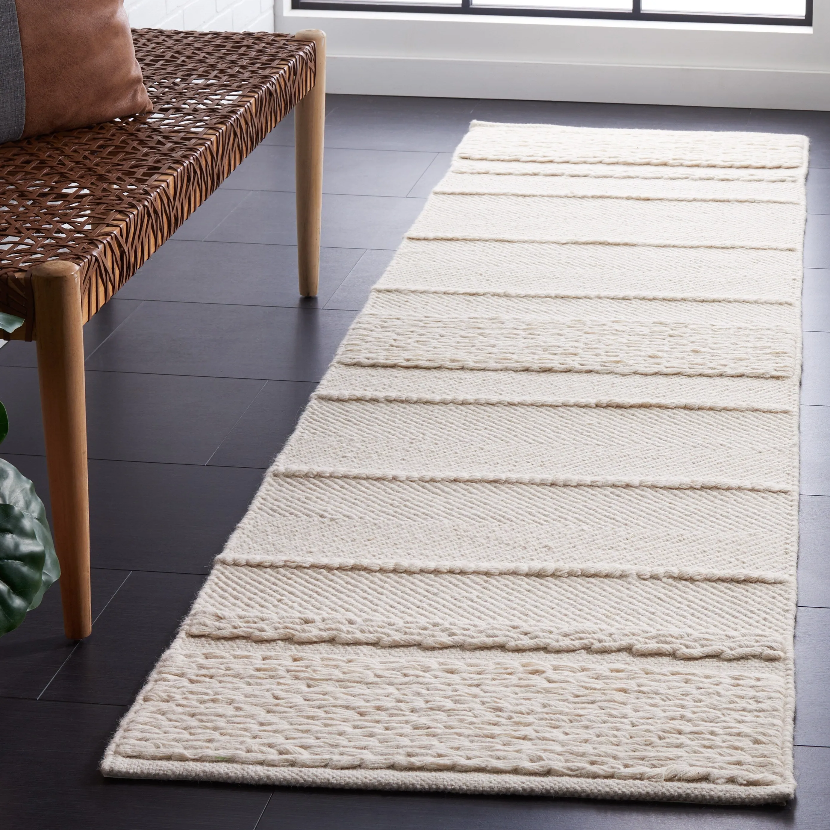 SAFAVIEH Handmade Natura Savelina Wool Rug