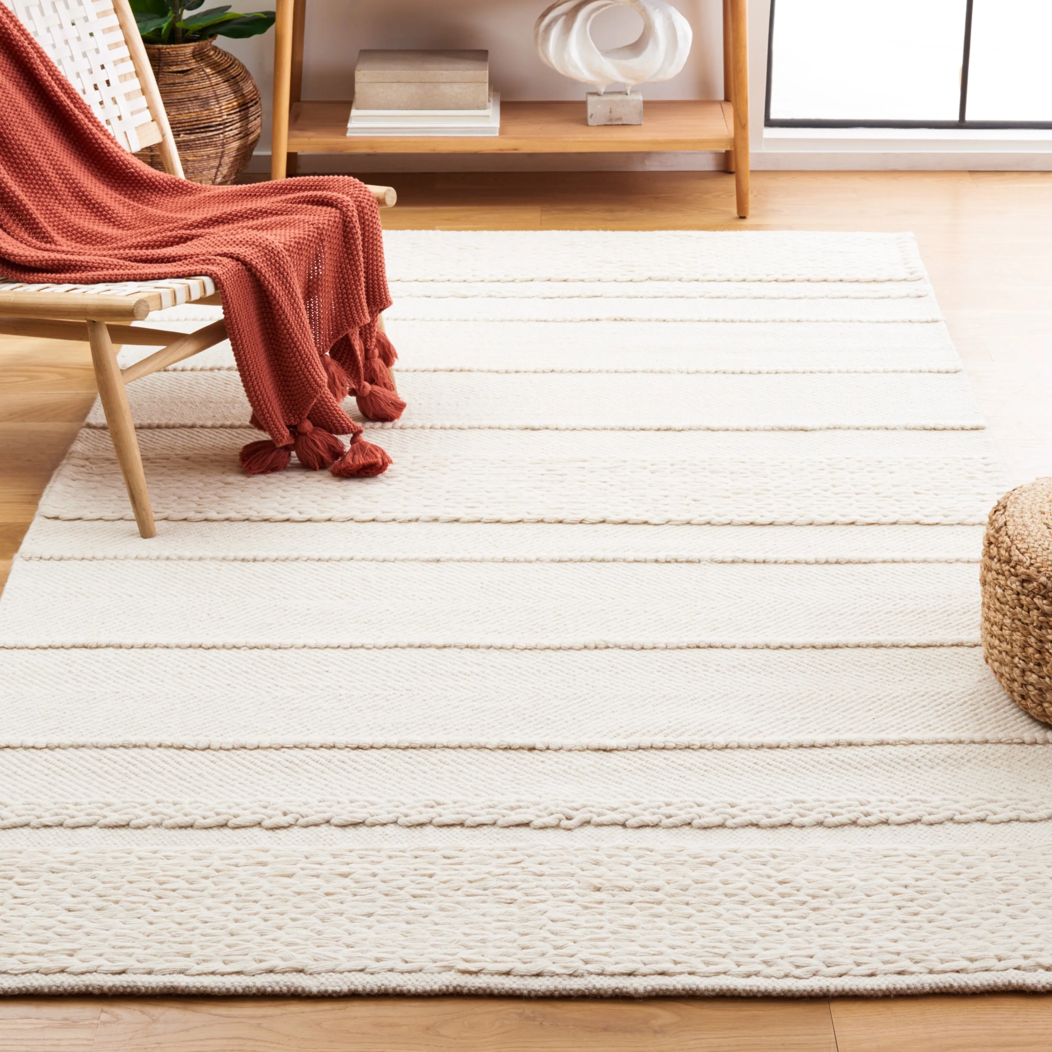 SAFAVIEH Handmade Natura Savelina Wool Rug
