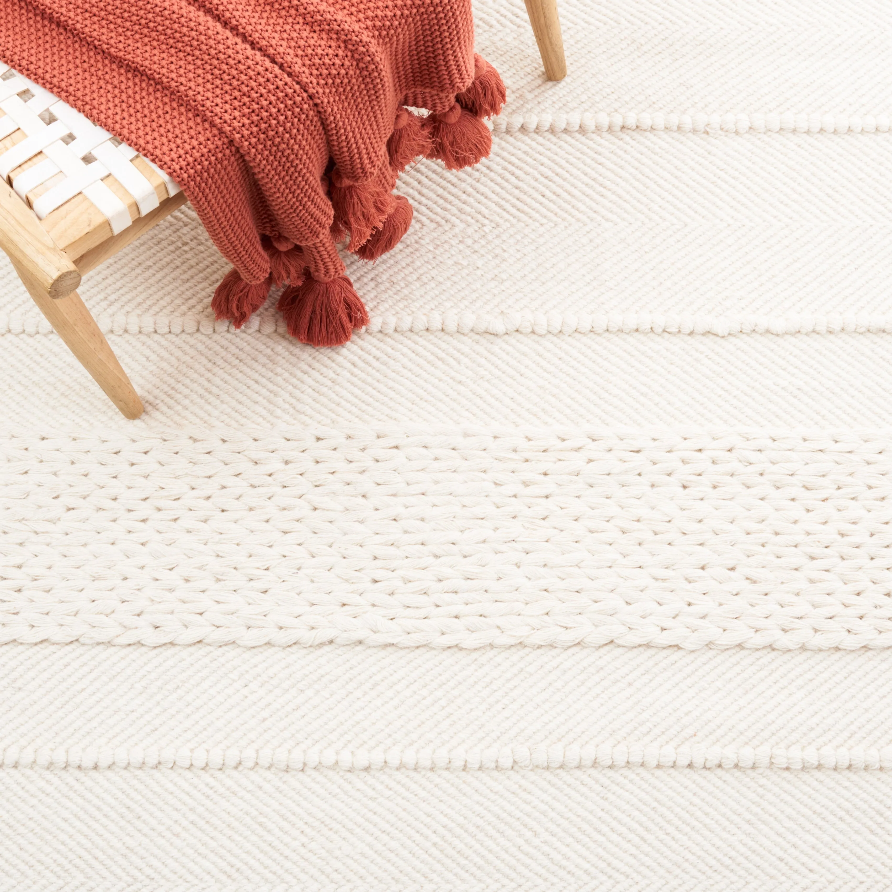 SAFAVIEH Handmade Natura Savelina Wool Rug