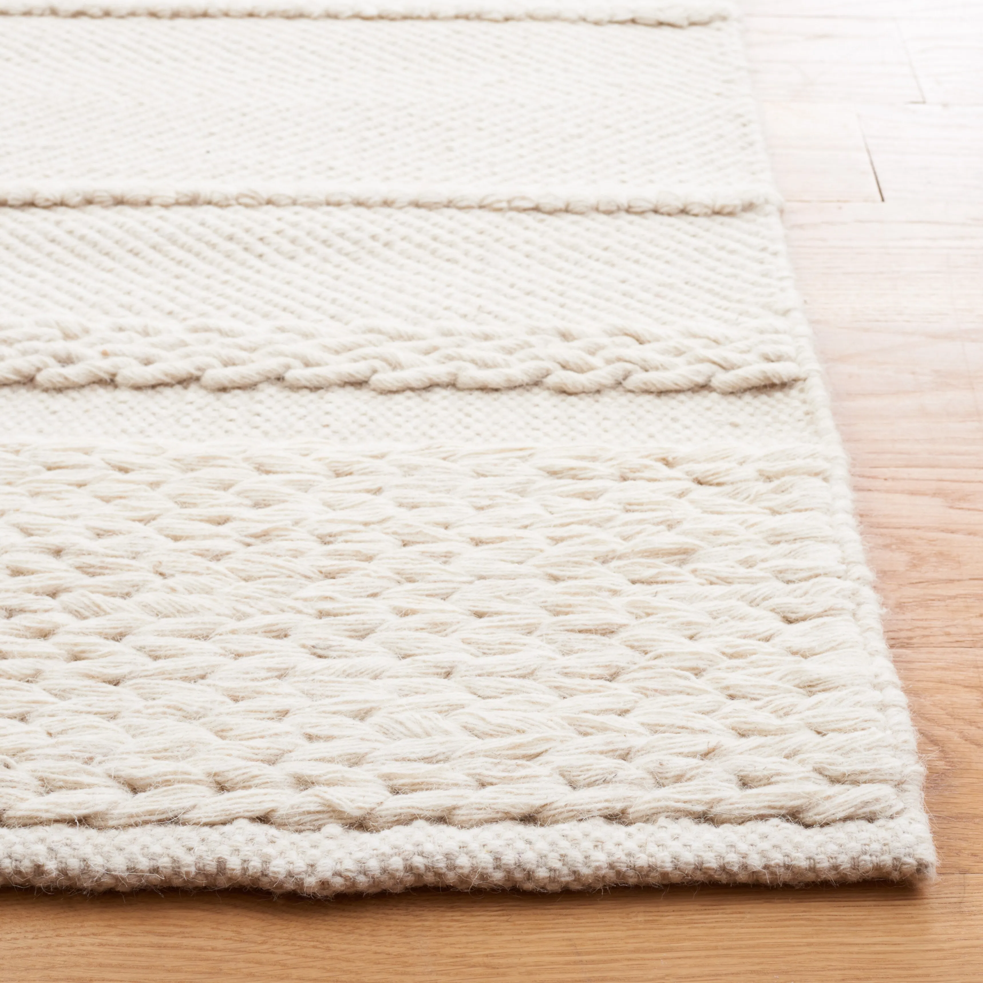 SAFAVIEH Handmade Natura Savelina Wool Rug